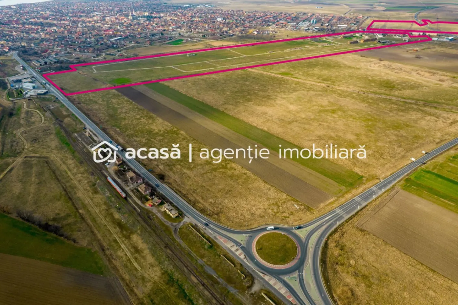 Teren industrial 42 ha Vama Nadlac - Agenția imobiliară ACASĂ vă oferă un teren cu acces la Autostrada A1, poziționat între cele două vămi din Nădlac.

Suprafață teren: 411,749 mp

Terenul se pretează pentru:
Parc industrial
Parc logistic - activități de logistică
Parcare TIR, etc 

Pe proprietate se află constructii în suprafață de aproximativ 3000 mp. (de demolat)
Terenul dispune de toate utilitățile. (Apa, Gaz, Curent, Calalizare)
Pe teren exista două posturi de transformare fiecare de 400 kVA.

Pentru detalii apelați 0721356746 Florin Moș