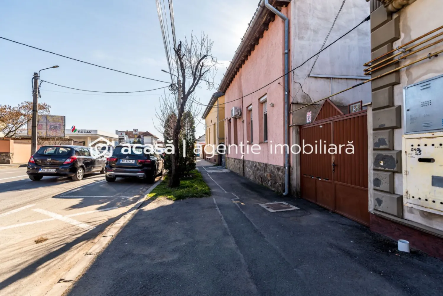 PROPIETATE REZERVATA -Apartament 2 camere in Parneava - 🏡 Dacă ai căuta un apartament bine poziționat în Arad… acesta ar putea fi exact ce îți dorești.

Cauți o locuință practică, într-o zonă unde totul este aproape? Imaginează-ți cum ar fi să locuiești în Pârneava, cu acces rapid spre centru, magazine, transport și toate facilitățile orașului.

Acest apartament cu 2 camere decomandate, situat la parterul unei case din cărămidă, îți oferă exact acel echilibru între liniște, spațiu și confort. Cu 48 mp utili (74 mp total) și o compartimentare practică, este genul de locuință în care te vezi locuind încă de la prima vizionare.

✨ Ce îl face special:
• Bucătărie închisă, complet mobilată – locul perfect pentru dimineți liniștite
• Baie cu geam pentru lumină naturală
• Apartament renovat în 2016
• Se vinde mobilat complet – practic poți imagina deja cum îți aduci doar lucrurile personale
• Centrală proprie + opțiune centrală pe lemne
• Aer condiționat
• Ferestre din aluminiu cu rulouri PVC
• Parchet laminat și gresie

În plus, ai boxă la subsol, debara, curte comună și loc de parcare, detalii care fac viața de zi cu zi mai simplă.

📍 Locația este unul dintre marile avantaje: apartamentul este situat vizavi de benzinăria Socar și Poliția Rutieră, cu acces rapid către centru și principalele puncte de interes din Arad

🆔 ID proprietate: CP2956412
📞 Pentru detalii și programarea unei vizionări:
Mihai Bica 0742543526

Nu dispui de toată suma? Te ajutăm noi gratuit! Îți obținem oferte de la 16 bănci.
Ai o proprietate de vânzare în Arad și vrei să știi cât valorează cu adevărat?

Birou: ACASĂ | Agenție imobiliară Arad
Adresă: Bulevardul Decebal 2, Arad 310133