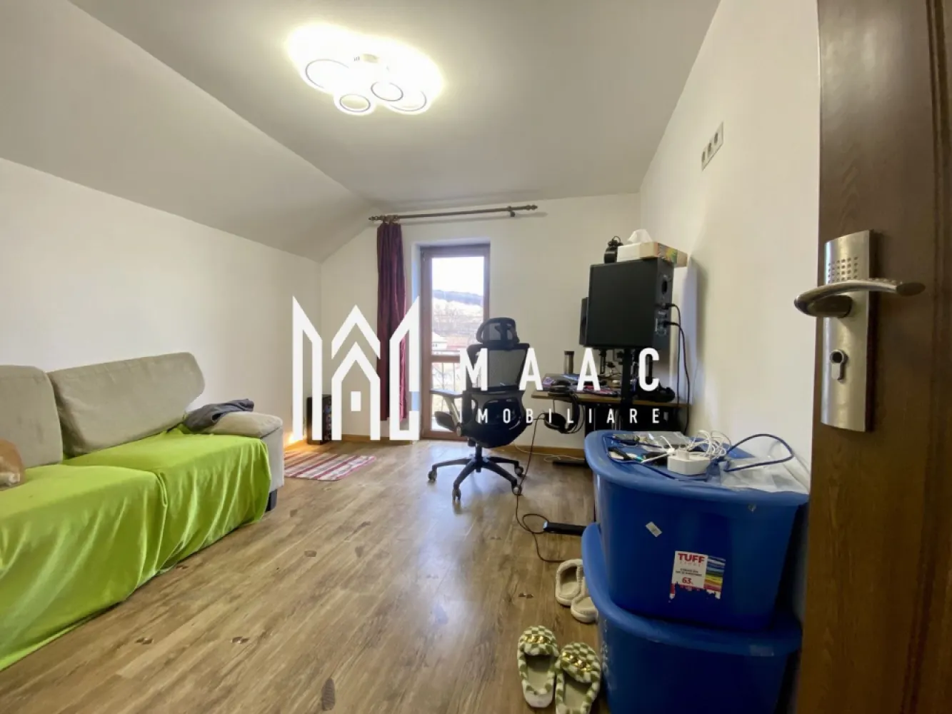 Casa | 4 camere | Curte individuala | Pivnita | Sura Mare - MAAC Imobiliare va prezinta o casă individuala cu 4 camere in Sura Mare. Caracteristici principale: Suprafață utilă: 160 mp, oferind spațiu generos pentru nevoile familiei. Teren privat: 500 mp, potrivit pentru grădinărit. Camere și sufragerie: 3 camere spațioase, sufragerie primitoare. Băi functionale: 2 băi dotate cu facilități. Bucătărie utilată: generoasă, echipată cu electrocasnice. Detalii Suplimentare: An construcție: 2015 Sistem de Încălzire: Centrală termică pe lemne. Utilități: Internet/TV, Apă Curentă, Conductă de Gaz la 50m. Alte facilități: Grădină privată, terasă acoperită, pivniță și spațiu tehnic. Pentru mai multe detalii, precizati telefonic ca ati vazut anuntul cu ID CP1968772 }}