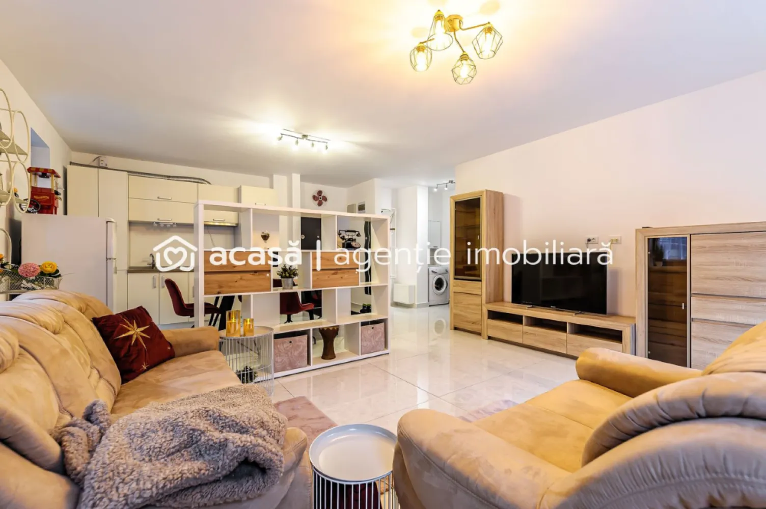 Apartament ultracentral cu loc de parcare, 2 camere cu terasa proprie - Comision 0%
Vrei să te muți într-un apartament cu terasa proprie, situat intr-un bloc nou, gata să devină „acasă”?
Apartamentul este situat la parter, într-un bloc bine construit dotat cu lift, într-o zonă foarte bine cotată, aproape de Teatru.

📐 Suprafață utilă: 53 mp
🌿 Terasă spațioasă: 15 mp, cu acces direct din living

Compartimentare:
dormitor
baie
bucătărie open space
living cu ieșire spre terasă

Confortul este asigurat de:
încălzire în pardoseală, aparat de aer conditionat
imobil modern, bine izolat
loc de parcare propriu în parcarea subterană

📞 Pentru detalii și programarea unei vizionări:
0754467525 Flavius Blaga Consultant imobiliar 
Birou: ACASĂ | Agenție imobiliară Arad
Adresă: Bulevardul Decebal 2, Arad 310133