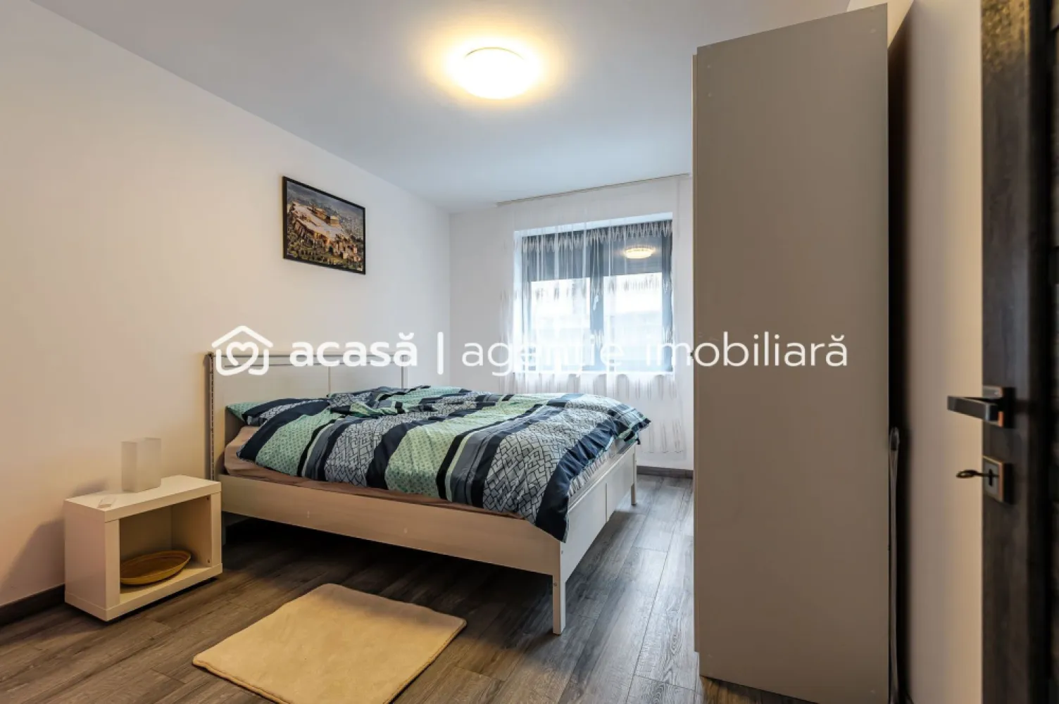 Apartament ultracentral cu loc de parcare, 2 camere cu terasa proprie - Comision 0%
Vrei să te muți într-un apartament cu terasa proprie, situat intr-un bloc nou, gata să devină „acasă”?
Apartamentul este situat la parter, într-un bloc bine construit dotat cu lift, într-o zonă foarte bine cotată, aproape de Teatru.

📐 Suprafață utilă: 53 mp
🌿 Terasă spațioasă: 15 mp, cu acces direct din living

Compartimentare:
dormitor
baie
bucătărie open space
living cu ieșire spre terasă

Confortul este asigurat de:
încălzire în pardoseală, aparat de aer conditionat
imobil modern, bine izolat
loc de parcare propriu în parcarea subterană

📞 Pentru detalii și programarea unei vizionări:
0754467525 Flavius Blaga Consultant imobiliar 
Birou: ACASĂ | Agenție imobiliară Arad
Adresă: Bulevardul Decebal 2, Arad 310133