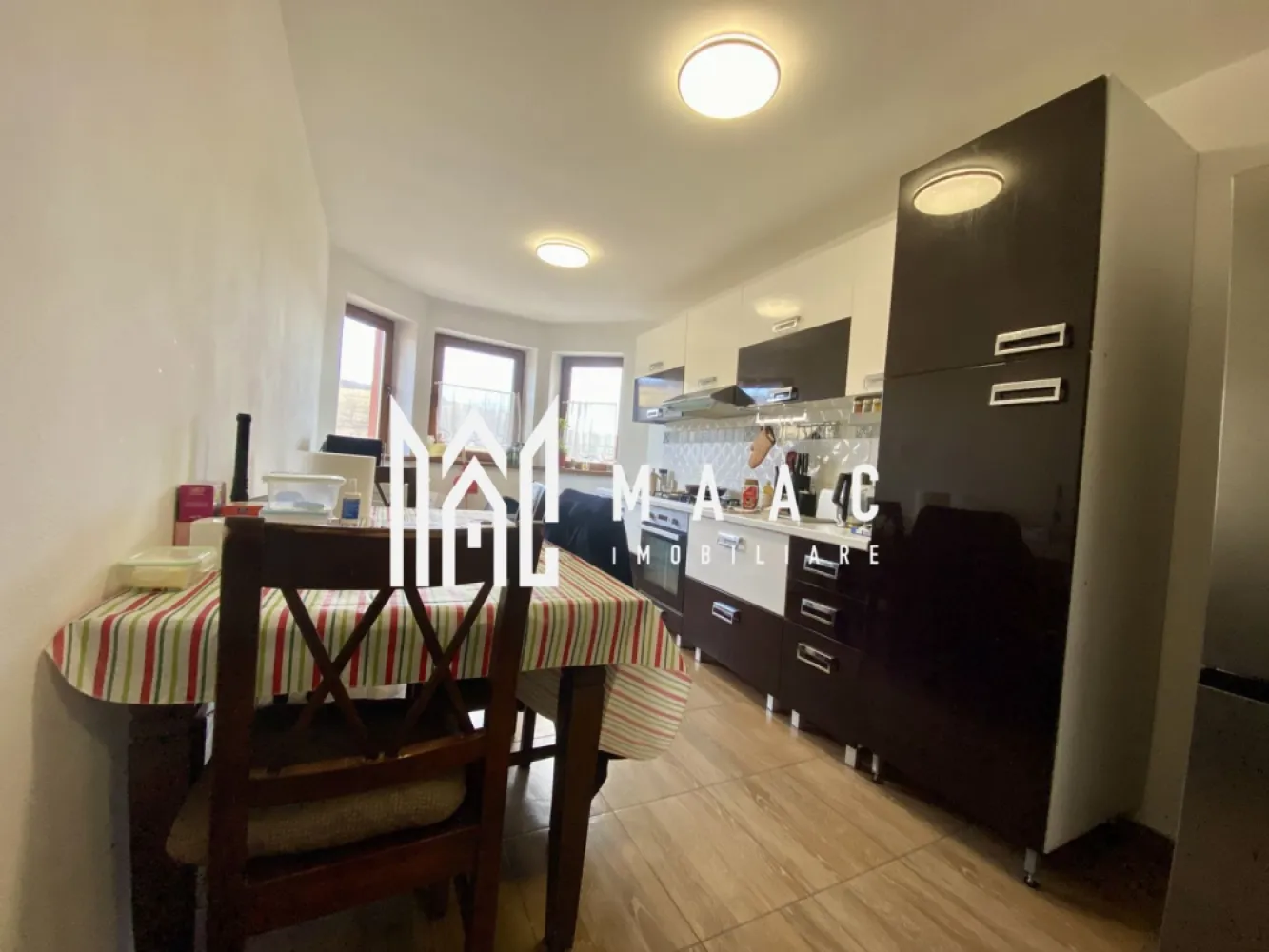 Casa | 4 camere | Curte individuala | Pivnita | Sura Mare - MAAC Imobiliare va prezinta o casă individuala cu 4 camere in Sura Mare. Caracteristici principale: Suprafață utilă: 160 mp, oferind spațiu generos pentru nevoile familiei. Teren privat: 500 mp, potrivit pentru grădinărit. Camere și sufragerie: 3 camere spațioase, sufragerie primitoare. Băi functionale: 2 băi dotate cu facilități. Bucătărie utilată: generoasă, echipată cu electrocasnice. Detalii Suplimentare: An construcție: 2015 Sistem de Încălzire: Centrală termică pe lemne. Utilități: Internet/TV, Apă Curentă, Conductă de Gaz la 50m. Alte facilități: Grădină privată, terasă acoperită, pivniță și spațiu tehnic. Pentru mai multe detalii, precizati telefonic ca ati vazut anuntul cu ID CP1968772 }}