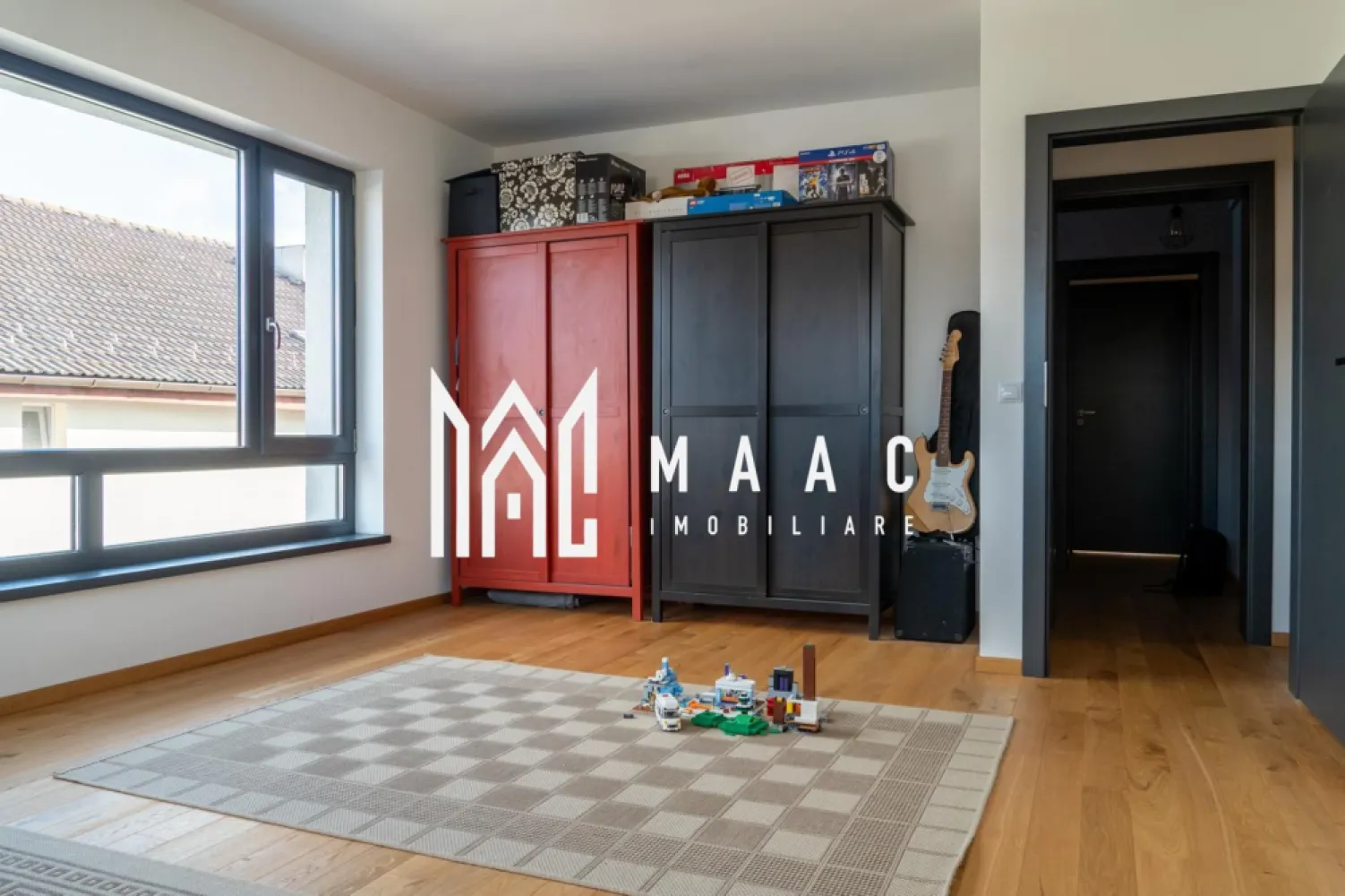 Casa I 7 camere I Teren 408 mp I Selimbar - Va propunem o casa individuala cu 7 camere amplasata pe un teren in suprafata de 408mp in zona Selimbar. Locuinta pe 3 niveluri cuprinde: parter: hol intrare,living spatios, bucatarie cu zona de dining, 2 bai cu geam, camera tehnica si spatiu de depozitare. etaj 1: hol acces, 4 dormitoare, 2 bai cu geam de aerisire etaj 2: hol acces, living generos cu iesire in terasa, bucatarie si grup sanitar de serviciu. Terasa generoasa in suprafata de 40mp ofera o vedere panoramica spre munti. Finisajele de calitate si dotarile moderne aduc nota de confort si eleganta dorite de orice cumparator. Terenul inconjurator este impartit intre o zona verde si o zona pavata. Spatiul se preteaza atat pentru rezidenta cat si pentru utilizarea ca spatiu de birouri, activitati educationale, cabinete, etc Zona si amplasarea proprietatii garanteaza intimitate, si liniste. Se preda partial mobilata si utilata. Pentru mai multe detalii precizati telefonic ca ati vazut anuntul cu ID: CP1966416 }}