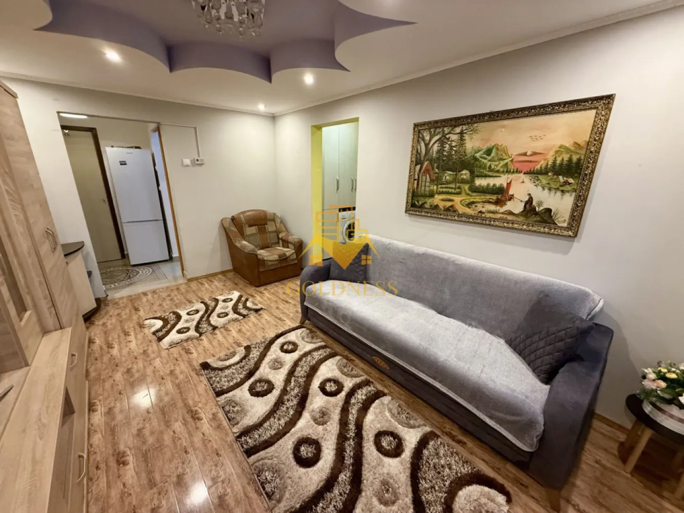 2 camere, balcon, Grigorescu, Zona Fântanele, Profi, Pet Friendly - GOLDNESS Imobiliare vă propune spre închiriere un apartament cu 2 camere complet mobilat și utilat, la etajul 4 într-un imobil de 4 etaje, în Cartierul Grigorescu.
Se poate parca prin zona.
Se află în apropierea stațiilor de transport în comun, magazine, restaurante, spații verzi, farmacii, etc. 

Apartamentul este compartimentat astfel:
 - dormitor cu pat matrimonial, dressing, noptiere
 - living cu canapea extensibila, dresing, TV
 - bucatarie complet utilată și mobilată, loc de servit masa 
 - baie cu cabina de dus, calorifer port prosop și dulap pentru depozitare.
 - balcon de 4 mp.

Imobilul este dotat cu toate cele necesare- centrală proprie, frigider, aragaz, hotă, mașină de spălat haine, etc. 

Dacă sunteți interesați de acest apartament și doriți să îl vizionați, dar și pentru alte oferte nu ezitați să ne contactați telefonic sau prin e-mail. Vă stăm la dispoziție!
Pentru intermediere se percepe un comision de 50% din prețul chiriei!