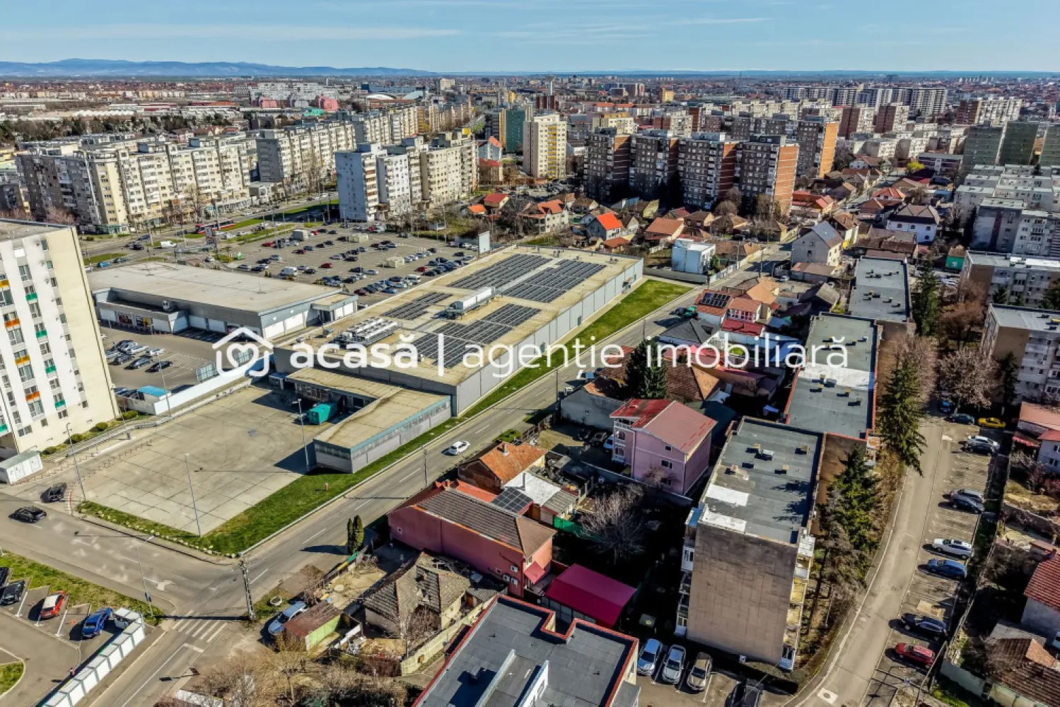 Casă spațioasă în mijlocul orasului, Str. Constantin Brâncuși - Comision 0%
Vă prezentăm o proprietate cu poziționare excelentă, situată în mijlocul orașului, pe strada Constantin Brâncuși, în spatele magazinului Kaufland, într-o zonă cu acces rapid către principalele puncte de interes. Datorită amplasării și suprafeței generoase, imobilul oferă un potențial ridicat atât pentru locuință, cât și pentru activități profesionale sau comerciale.

Casa a fost construită în anul 2001, din beton și BCA, și a beneficiat de lucrări de renovare în 2018, fiind bine întreținută și pregătită pentru diverse tipuri de utilizare.
Caracteristici proprietate
Regim de înălțime: Demisol + Parter + Etaj + Mansardă
Suprafață construită la sol: 110 mp
Teren: 415 mp
Front stradal: 15 ml
Dotări și utilități
Centrală proprie pe gaz de mare capacitate
Construcție solidă din beton și BCA

Toate utilitățile disponibile: gaz, curent, apă, canalizare

Spațiul generos și compartimentarea pe mai multe niveluri permit amenajarea proprietății în funcție de nevoi: locuință familială spațioasă, sediu de firmă, clinică, birouri, pensiune urbană sau alte activități.

📌 Notă: ultima imagine este cu titlu informativ și reprezintă o randare a potențialului de renovare a fațadei, pentru a evidenția posibilitățile de modernizare ale imobilului.

📞 Pentru detalii și programarea unei vizionări:
Blaga Flavius – 0754467525 Consultant imobiliar acreditat APAIR (Asociația Profesională a Agenților Imobiliari din România)

Nu dispui de toată suma? Te ajutăm noi gratuit! Îți obținem oferte de la 16 bănci.
Ai o proprietate de vânzare în Arad și vrei să știi cât valorează cu adevărat?

Birou: ACASĂ | Agenție imobiliară Arad
Adresă: Bulevardul Decebal 2, Arad 310133