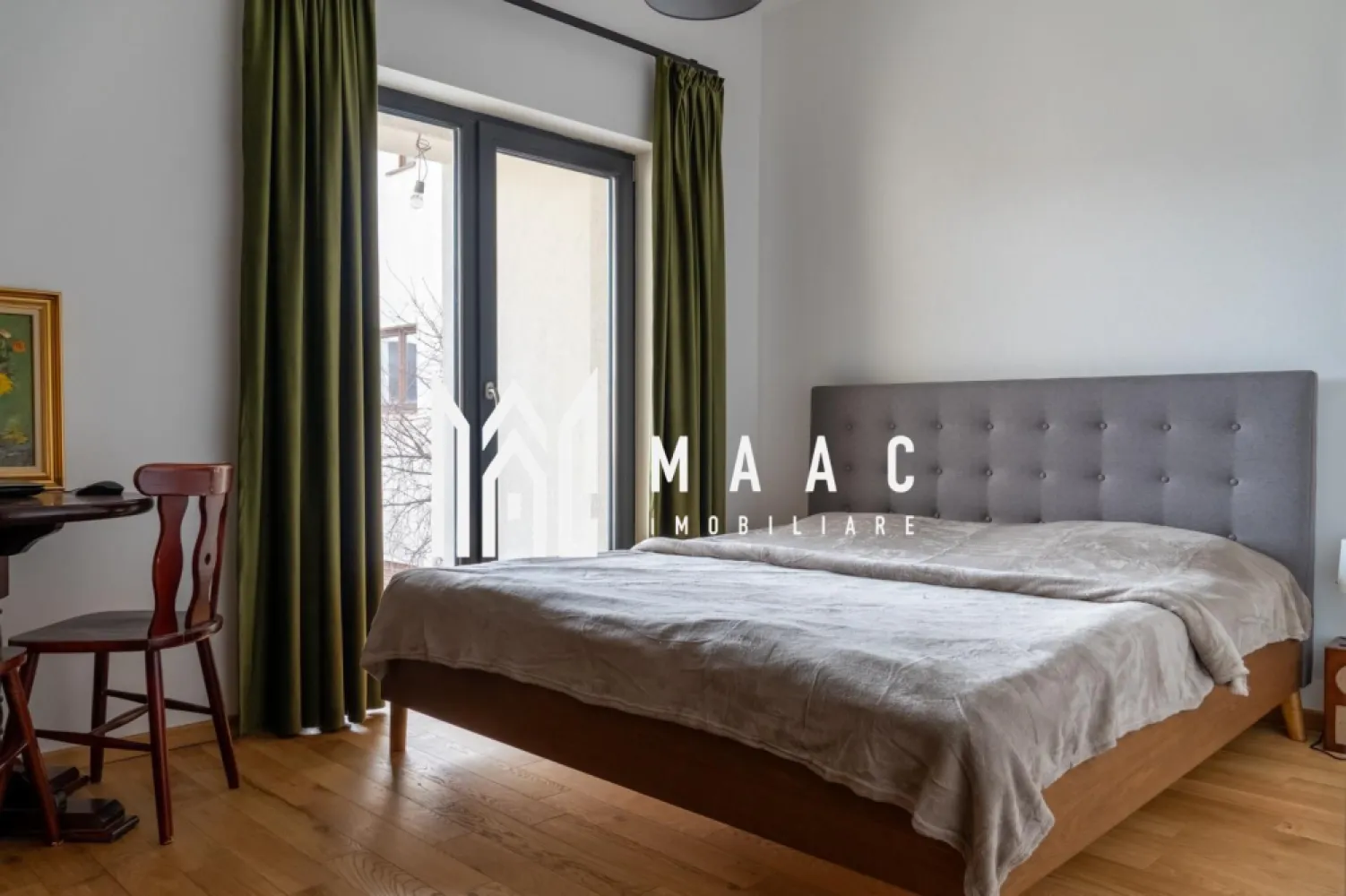 Casa I 7 camere I Teren 408 mp I Selimbar - Va propunem o casa individuala cu 7 camere amplasata pe un teren in suprafata de 408mp in zona Selimbar. Locuinta pe 3 niveluri cuprinde: parter: hol intrare,living spatios, bucatarie cu zona de dining, 2 bai cu geam, camera tehnica si spatiu de depozitare. etaj 1: hol acces, 4 dormitoare, 2 bai cu geam de aerisire etaj 2: hol acces, living generos cu iesire in terasa, bucatarie si grup sanitar de serviciu. Terasa generoasa in suprafata de 40mp ofera o vedere panoramica spre munti. Finisajele de calitate si dotarile moderne aduc nota de confort si eleganta dorite de orice cumparator. Terenul inconjurator este impartit intre o zona verde si o zona pavata. Spatiul se preteaza atat pentru rezidenta cat si pentru utilizarea ca spatiu de birouri, activitati educationale, cabinete, etc Zona si amplasarea proprietatii garanteaza intimitate, si liniste. Se preda partial mobilata si utilata. Pentru mai multe detalii precizati telefonic ca ati vazut anuntul cu ID: CP1966416 }}