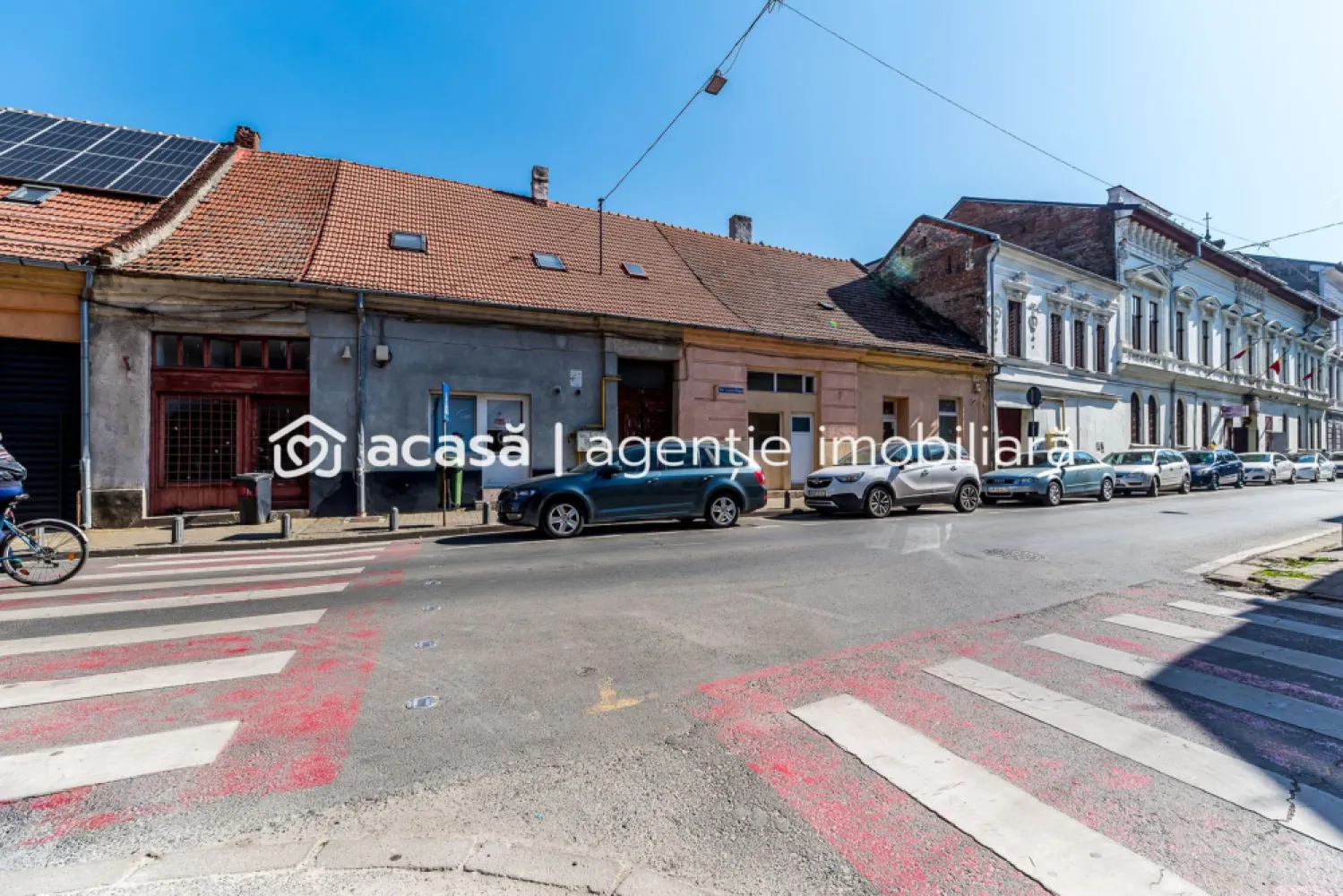 Locuință și Business pe Str. L. Blaga, Arad, Spațiu + Apartament - O proprietate rară în zona ultracentrală a Aradului, ideală pentru o familie tânără cu copil care își dorește să locuiască aproape de tot ce este important și, în același timp, să își dezvolte propriul business.

Imobilul este situat pe strada L. Blaga, chiar vis-a-vis de Liceul Agricol, la doar 2 minute de Bulevardul Revoluției și de Teatrul Clasic Ioan Slavici, una dintre cele mai active și accesibile zone din oraș.

Proprietatea este compusă din:

Spațiu comercial la parter, cu intrare directă din stradă, perfect pentru activități comerciale sau servicii, plus un mic apartament cu o camnera, bucatarie si baie cu intrare din curte.
Apartament la mansardă cu 2 dormitoare, ideal pentru locuit

În total 5 camere, cu posibilitatea de organizare flexibilă.

✔ Localizare ultracentrală, într-o zonă cu trafic pietonal și acces rapid către toate punctele importante din oraș
✔ Flexibilitate în utilizare, poate fi folosită integral ca apartament sau separat: locuință + business
✔ Intrare din stradă pentru spațiul comercial, ideal pentru vizibilitate și acces clienți

Ideal pentru activități precum:
salon de înfrumusețare
cabinet medical sau de nutriție
birou sau cabinet profesional
alte activități de servicii cu public

Această proprietate îți permite să locuiești și să îți dezvolți afacerea în același loc, economisind timp și costuri și profitând de una dintre cele mai bune zone din Arad.

Comision 0% pentru cumpărător.

Pentru detalii și programarea unei vizionări:
Andrei Caracioni – 
0757662907

Cod proprietate: CP2958623