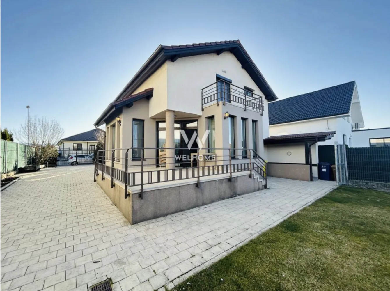 Casa individuala cu pivnita in Sura Mica, zona Salii de sport - Sibiu - Va propunem spre vanzare o casa frumoasa situata in Sura Mica, zona salii de sport, a scolii.

Casa individuala compusa din:
Pivnita de 12.3 mp.
Parter: birou, baie, camara, living, bucatarie, terasa
Mansarda: Trei dormitoare, 2 bai (dormitor matrimonial cu baie proprie), dressing.
Filigorie cu zona de gatit si WC
Garaj pentru 2 masini
Suprafata totala teren - 661 mp
Suprafata curte libera - 463 mp

Se vinde mobilata si utilata ca in poze

Pret: 345000 euro