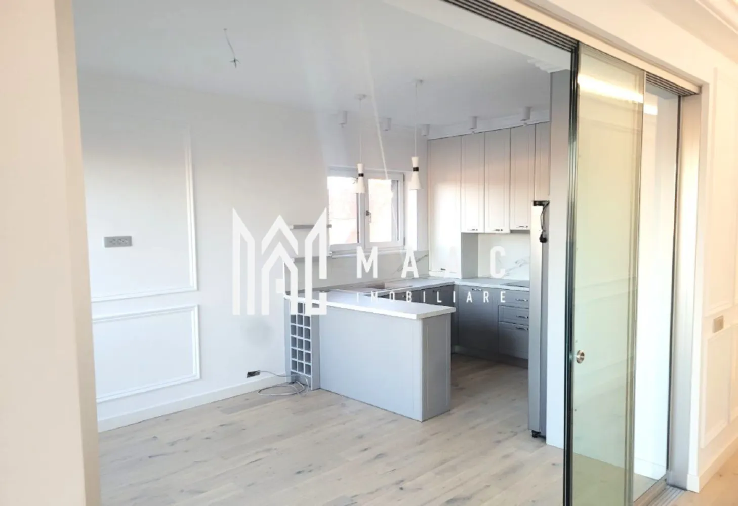 Penthouse de lux I 4 camere I Zona Sub Arini - MAAC Imobiliare vă propune spre vânzare un penthouse de lux. Spatiul deschis, generos de 135 mp al apartamentului penthouse - compus din 3 dormitoare, 2 bai, bucatarie open-space si living cu iesire pe terasa, este perfect pentru a crea caminul dorit, fiind conceput astfel încât să beneficieze de cât mai multă lumină naturală. Terasa ampla de 150 mp iti da oportunitatea amenajarii unei gradini, sau a unui spatiu de relaxare, oferind de la etajul superior o privelişte de poveste. Locatia propusa dispune de o boxa, un loc de parcare subterana si lift care coboara direct din apartament pana inclusiv la subsol facilitand astfel posibilitatea utilizarii acestuia. In cadrul complexului exista Hotel cu centru SPA. Pentru mai multe detalii precizati telefonic ca ati vazut anuntul cu ID: CP1966325. }}