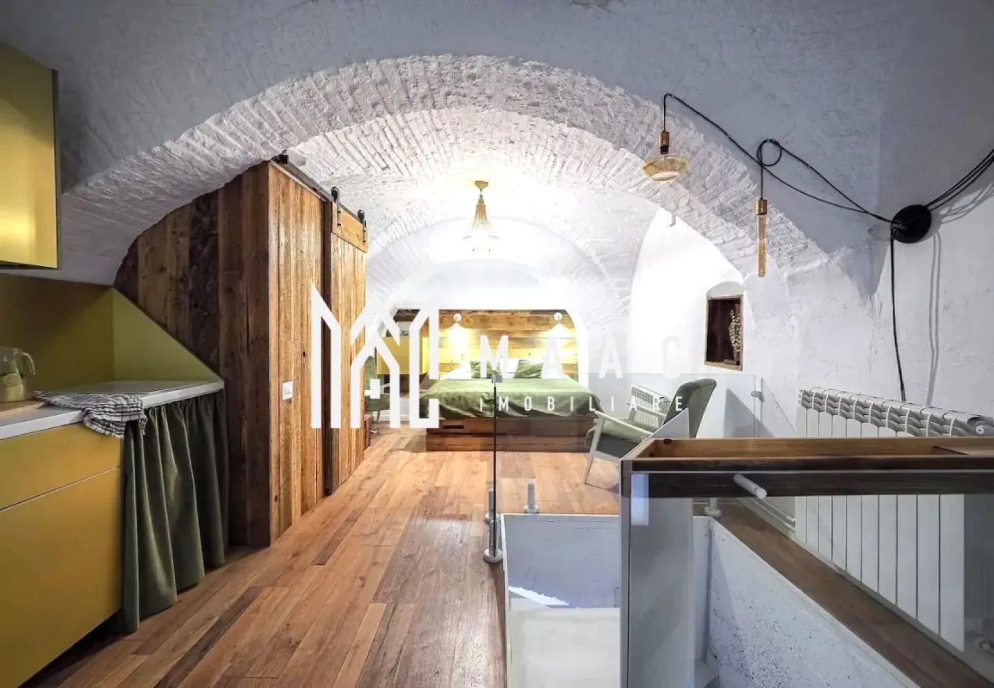 Regim hotelier | 3 camere I Ultracentral - MAAC Imobiliare propune spre vanzare doua apartamente care in momentul de fata functioneaza in regim hotelier, sunt situate la parterul unui imobil de 4 etaje de pe pietonala Nicolae Balcescu, in centrul Sibiului. Primul apartament are o suprafata de 33,5 mp si este dispus pe două nivele: la parter- dormitor cu baie de serviciu și bucătărie iar la subsol- a doua încăpere și o baie complet utilată. Al doilea apartament se află vis-a-vis de primul , desi este mai mic în dimensiuni-cca 18mpu, este echipat cu toate facilitățile necesare. Baia are încălzire în pardoseală. Apartamentele au curte interioara privata, se vand doar impreuna,complet mobilate si utilate. Amplasarea, dotarile si decomandarea recomanda aceasta proprietate pentru investitie (regim hotelier, inchiriere pe termen lung, etc). Pentru mai multe detalii precizati telefonic ca ati vazut anuntul cu ID: CP1959288 }}