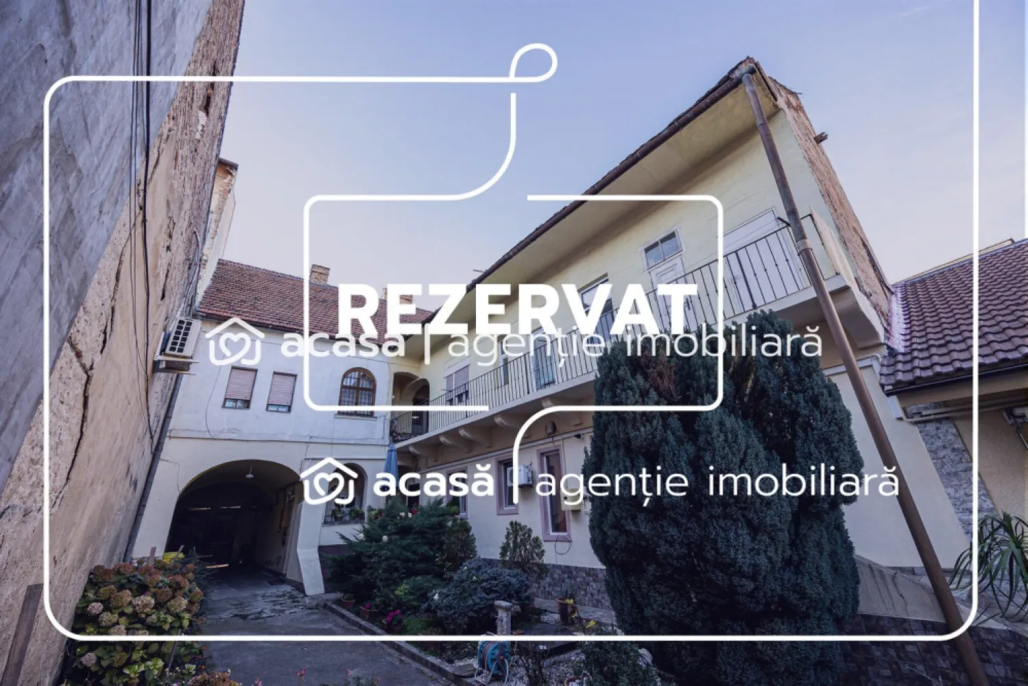 REZERVAT! 4 camere - 130 mp utili / ultracentral / etaj 1 - Cum ar fi să locuiești ultracentral… dar pe o străduță atât de liniștită încât uiți că ești în centru?

Pe Str. Ilarie Chendi, una dintre cele mai discrete și calme străduțe din centrul Aradului, găsești genul de apartament pe care îl vezi rar: 130 mp utili, etaj 1 din 1, comunitate restrânsă, trafic redus. Un loc în care ai spațiu cât pentru o casă, dar toate avantajele centrului la doi pași.

Detalii proprietate:
4 camere semidecomandate
bucătărie + baie
spațiu de depozitare în apartament
pod generos cu acces facil + boxă la subsol (bonus rar în ultracentral)
imobil cu acoperiș renovat și fațadă reabilitată
necesită renovare – adică îl personalizezi exact pe gustul tău

Preț listare: 134.900 € (negociabil)
🚫 Comision 0%

Locuirea ultracentrală în Arad aduce beneficii clare: acces imediat la zone pietonale, cafenele, restaurante, instituții, transport public și evenimente culturale; timp câștigat zilnic; siguranță crescută datorită prezenței constante în zonă; plus o valoare imobiliară stabilă.

📞 Pentru detalii și programarea unei vizionări sună‑mă acum, sunt Mihai Molnar și am numărul de telefon: 0761 899 230

💳 Nu dispui de toată suma? Te ajutăm gratuit! Îți obținem oferte de la 16 bănci.

🏡 Ai o proprietate de vânzare în Arad și vrei să știi cât valorează cu adevărat? Sună‑mă pentru o evaluare gratuită, fără obligații.

🏢 ACASĂ | Agenție imobiliară Arad
Bulevardul Decebal 2, Arad 310133