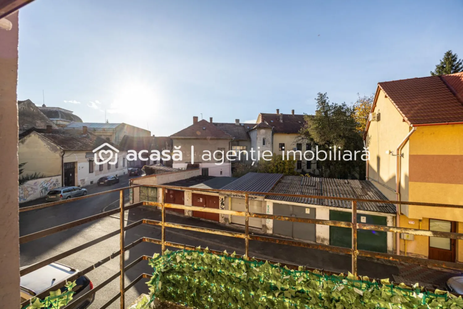 REZERVAT! 4 camere - 130 mp utili / ultracentral / etaj 1 - Cum ar fi să locuiești ultracentral… dar pe o străduță atât de liniștită încât uiți că ești în centru?

Pe Str. Ilarie Chendi, una dintre cele mai discrete și calme străduțe din centrul Aradului, găsești genul de apartament pe care îl vezi rar: 130 mp utili, etaj 1 din 1, comunitate restrânsă, trafic redus. Un loc în care ai spațiu cât pentru o casă, dar toate avantajele centrului la doi pași.

Detalii proprietate:
4 camere semidecomandate
bucătărie + baie
spațiu de depozitare în apartament
pod generos cu acces facil + boxă la subsol (bonus rar în ultracentral)
imobil cu acoperiș renovat și fațadă reabilitată
necesită renovare – adică îl personalizezi exact pe gustul tău

Preț listare: 134.900 € (negociabil)
🚫 Comision 0%

Locuirea ultracentrală în Arad aduce beneficii clare: acces imediat la zone pietonale, cafenele, restaurante, instituții, transport public și evenimente culturale; timp câștigat zilnic; siguranță crescută datorită prezenței constante în zonă; plus o valoare imobiliară stabilă.

📞 Pentru detalii și programarea unei vizionări sună‑mă acum, sunt Mihai Molnar și am numărul de telefon: 0761 899 230

💳 Nu dispui de toată suma? Te ajutăm gratuit! Îți obținem oferte de la 16 bănci.

🏡 Ai o proprietate de vânzare în Arad și vrei să știi cât valorează cu adevărat? Sună‑mă pentru o evaluare gratuită, fără obligații.

🏢 ACASĂ | Agenție imobiliară Arad
Bulevardul Decebal 2, Arad 310133