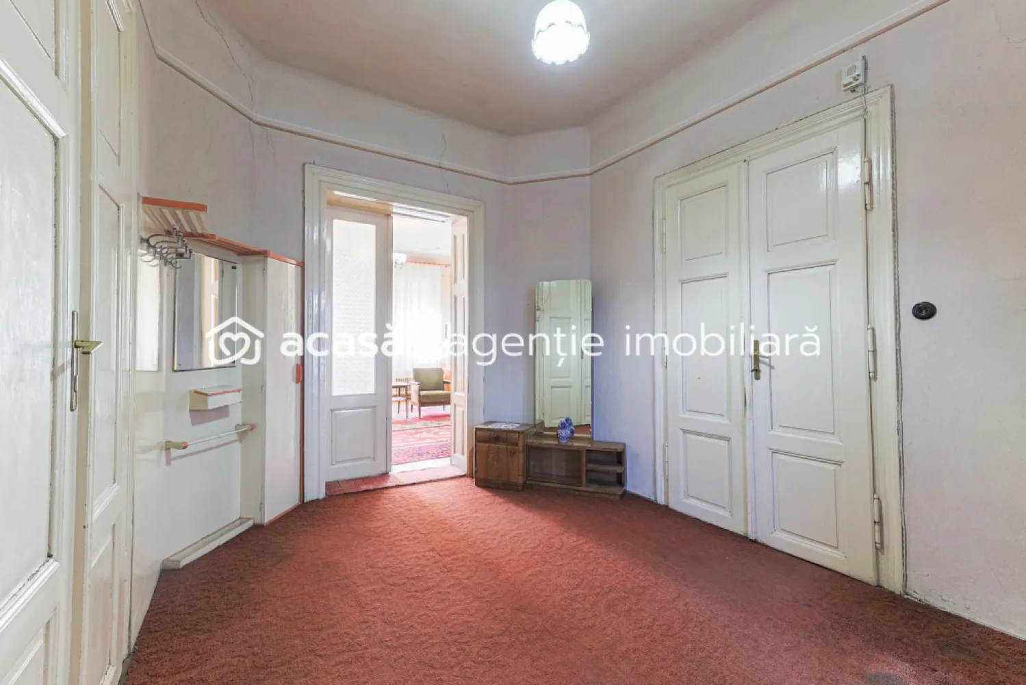 REZERVAT! 4 camere - 130 mp utili / ultracentral / etaj 1 - Cum ar fi să locuiești ultracentral… dar pe o străduță atât de liniștită încât uiți că ești în centru?

Pe Str. Ilarie Chendi, una dintre cele mai discrete și calme străduțe din centrul Aradului, găsești genul de apartament pe care îl vezi rar: 130 mp utili, etaj 1 din 1, comunitate restrânsă, trafic redus. Un loc în care ai spațiu cât pentru o casă, dar toate avantajele centrului la doi pași.

Detalii proprietate:
4 camere semidecomandate
bucătărie + baie
spațiu de depozitare în apartament
pod generos cu acces facil + boxă la subsol (bonus rar în ultracentral)
imobil cu acoperiș renovat și fațadă reabilitată
necesită renovare – adică îl personalizezi exact pe gustul tău

Preț listare: 134.900 € (negociabil)
🚫 Comision 0%

Locuirea ultracentrală în Arad aduce beneficii clare: acces imediat la zone pietonale, cafenele, restaurante, instituții, transport public și evenimente culturale; timp câștigat zilnic; siguranță crescută datorită prezenței constante în zonă; plus o valoare imobiliară stabilă.

📞 Pentru detalii și programarea unei vizionări sună‑mă acum, sunt Mihai Molnar și am numărul de telefon: 0761 899 230

💳 Nu dispui de toată suma? Te ajutăm gratuit! Îți obținem oferte de la 16 bănci.

🏡 Ai o proprietate de vânzare în Arad și vrei să știi cât valorează cu adevărat? Sună‑mă pentru o evaluare gratuită, fără obligații.

🏢 ACASĂ | Agenție imobiliară Arad
Bulevardul Decebal 2, Arad 310133