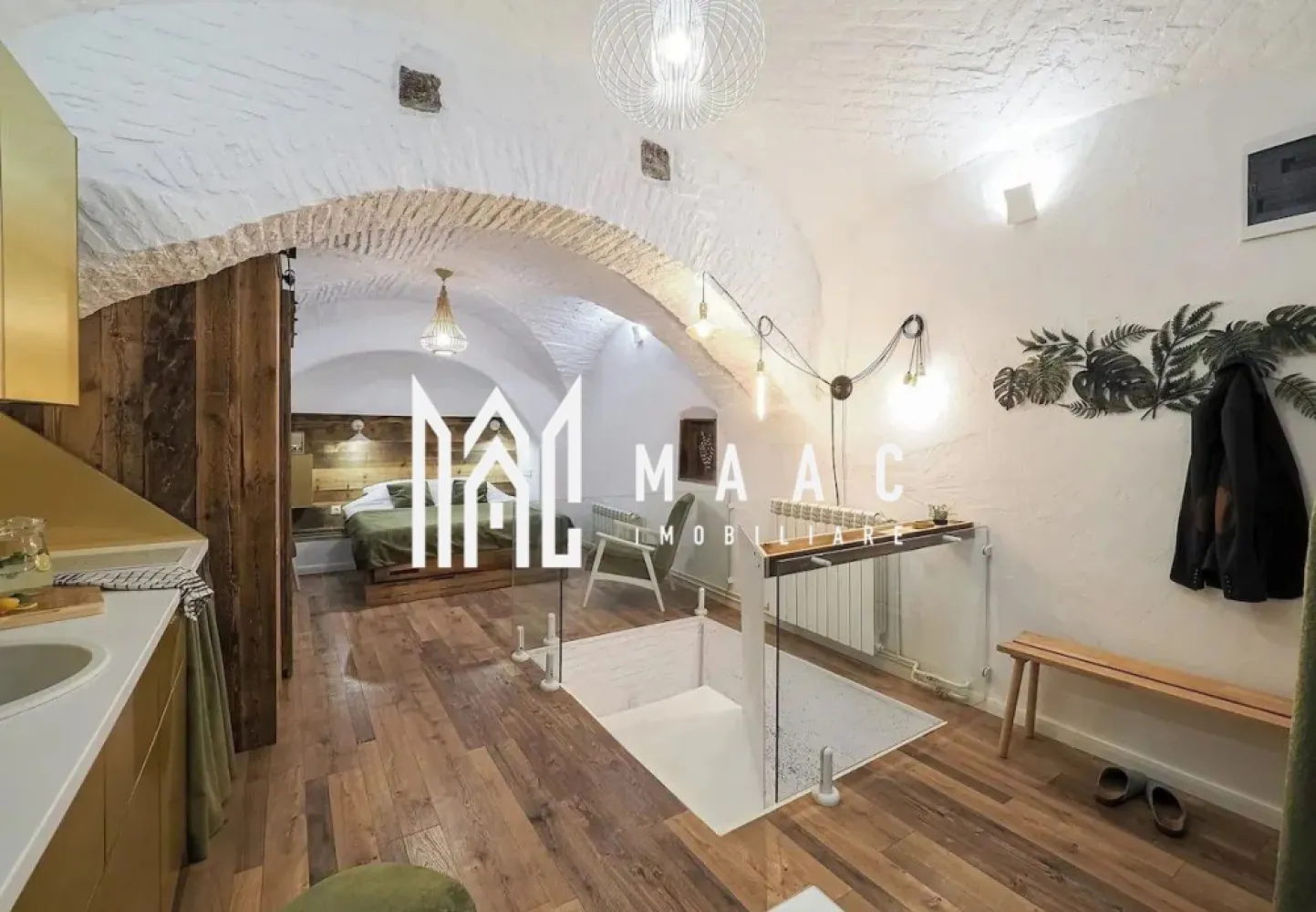 Regim hotelier | 3 camere I Ultracentral - MAAC Imobiliare propune spre vanzare doua apartamente care in momentul de fata functioneaza in regim hotelier, sunt situate la parterul unui imobil de 4 etaje de pe pietonala Nicolae Balcescu, in centrul Sibiului. Primul apartament are o suprafata de 33,5 mp si este dispus pe două nivele: la parter- dormitor cu baie de serviciu și bucătărie iar la subsol- a doua încăpere și o baie complet utilată. Al doilea apartament se află vis-a-vis de primul , desi este mai mic în dimensiuni-cca 18mpu, este echipat cu toate facilitățile necesare. Baia are încălzire în pardoseală. Apartamentele au curte interioara privata, se vand doar impreuna,complet mobilate si utilate. Amplasarea, dotarile si decomandarea recomanda aceasta proprietate pentru investitie (regim hotelier, inchiriere pe termen lung, etc). Pentru mai multe detalii precizati telefonic ca ati vazut anuntul cu ID: CP1959288 }}