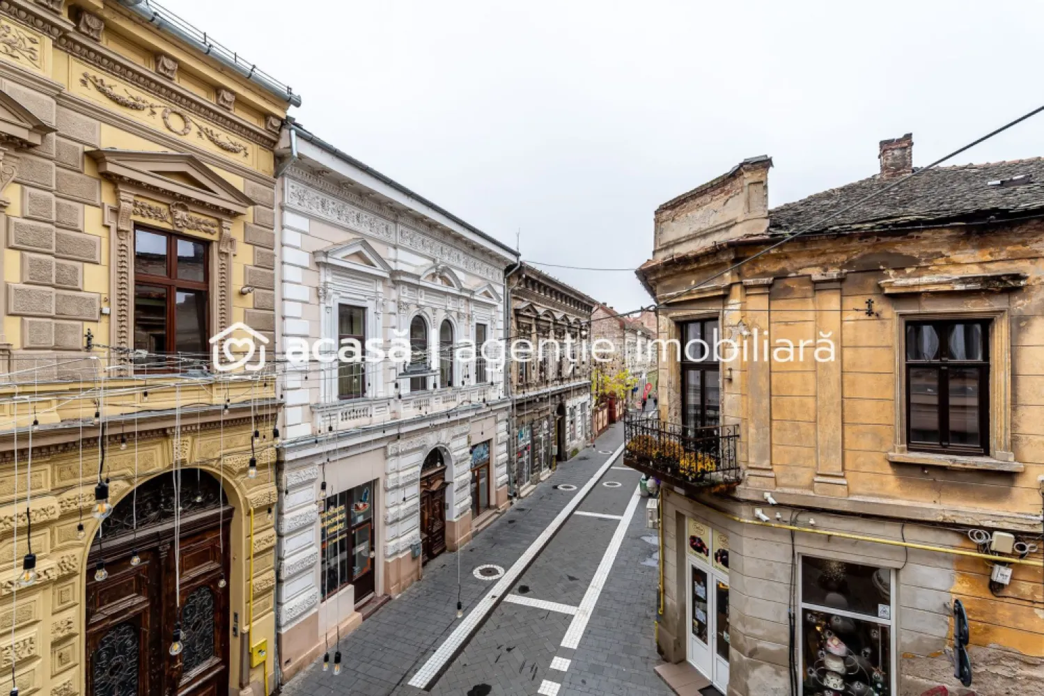 Apartament spatios cu 3 camere de LUX pe Metianu Comision 0 - Comision 0%
Descoperă eleganța și rafinamentul într-un apartament spectaculos, situat la etajul 1, cu o compartimentare inteligentă și finisaje premium.

🏡 Detalii care fac diferența:
✔️ 3 camere spațioase, luminoase și moderne
✔️ 2 băi
✔️ Centrală proprie pe gaz – confort și eficiență energetică
✔️ Terasă generoasă, ideală pentru relaxare sau seri elegante
✔️ Suprafață utilă: 145 mp – un spațiu rar întâlnit în oraș

📍 Localizare excelentă pe strada Metianu, într-o zonă liniștită și accesibilă, aproape de principalele puncte de interes.

Un apartament de lux, creat pentru cei care apreciază calitatea și confortul absolut.

📞 Pentru detalii și programarea unei vizionări:
Blaga Flavius – 0754467525 Consultant imobiliar acreditat APAIR (Asociația Profesională a Agenților Imobiliari din România)

Nu dispui de toată suma? Te ajutăm noi gratuit! Îți obținem oferte de la 16 bănci.
Ai o proprietate de vânzare în Arad și vrei să știi cât valorează cu adevărat?

Birou: ACASĂ | Agenție imobiliară Arad
Adresă: Bulevardul Decebal 2, Arad 310133
