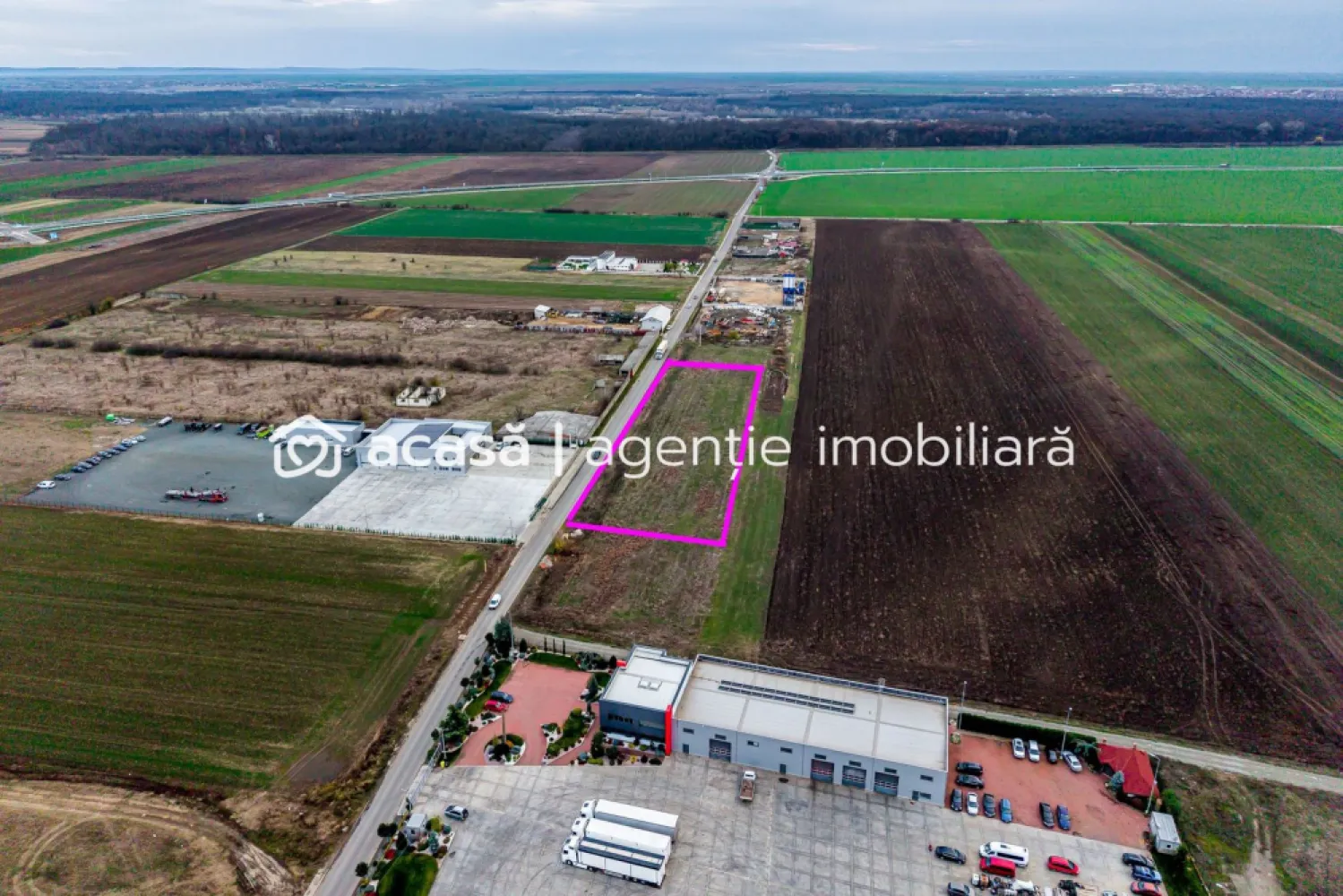 Teren cu acces DN7 și A1, ideal pentru dezvoltări industriale - Vă oferim spre vănzare un teren excepțional în Vladimirescu, Arad, cu acces direct la DN7 și centura Vladimirescu-Arad, legatura cu Autostrada A1, una dintre cele mai importante rute de transport din zonă.

Suprafață: 7000 mp cu front stradal de 163 m
Locație: Vladimirescu, cu acces facil la DN7 și Centura Vladimirescu Arad
Vizibilitate: Excepțională, datorită amplasării la 350 m de DN7 și 700 m de Centura.
Destinație: Potrivit pentru dezvoltări comerciale, industriale și economice.

Avantaje:
-Accesibilitate: Conexiune directă la DN7, facilitând logistica și transportul
-Potențial de dezvoltare: Situat într-o zonă în plină expansiune economică, ideal pentru investiții pe termen lung
-Infrastructură: Aproape de orașul Arad, acces facil la Autostrada A1 și de alte facilități esențiale

Preț de listare: 40 Euro/mp
Terenul este parcelat in 7 CF-uri a cate 1000 mp cu front stradal de 23,5m fiecare,(se vand toate parcelele)

Vânzarea se poate realiza rapid, la final de an.
Pentru vizionare și detalii: 0757 662 907 Andrei Caracioni, consultant imobiliar Acasa Arad.
Comision 0 la cumparare!

Nu dispui de toată suma? Te ajutăm noi gratuit!
Îți obținem oferte de creditare de la 16 bănci.

Ai o proprietate de vânzare în Arad și vrei să știi cât valorează cu adevărat?
Sună-mă pentru o evaluare gratuită, fără obligații.

Birou: ACASĂ | Agenție imobiliară Arad
Bulevardul Decebal 2, Arad 310133

Cod proprietate: CP2838086