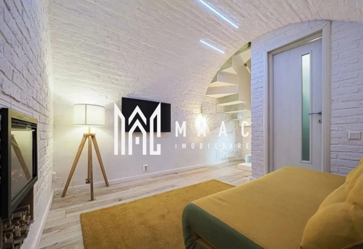 Regim hotelier | 3 camere I Ultracentral - MAAC Imobiliare propune spre vanzare doua apartamente care in momentul de fata functioneaza in regim hotelier, sunt situate la parterul unui imobil de 4 etaje de pe pietonala Nicolae Balcescu, in centrul Sibiului. Primul apartament are o suprafata de 33,5 mp si este dispus pe două nivele: la parter- dormitor cu baie de serviciu și bucătărie iar la subsol- a doua încăpere și o baie complet utilată. Al doilea apartament se află vis-a-vis de primul , desi este mai mic în dimensiuni-cca 18mpu, este echipat cu toate facilitățile necesare. Baia are încălzire în pardoseală. Apartamentele au curte interioara privata, se vand doar impreuna,complet mobilate si utilate. Amplasarea, dotarile si decomandarea recomanda aceasta proprietate pentru investitie (regim hotelier, inchiriere pe termen lung, etc). Pentru mai multe detalii precizati telefonic ca ati vazut anuntul cu ID: CP1959288 }}