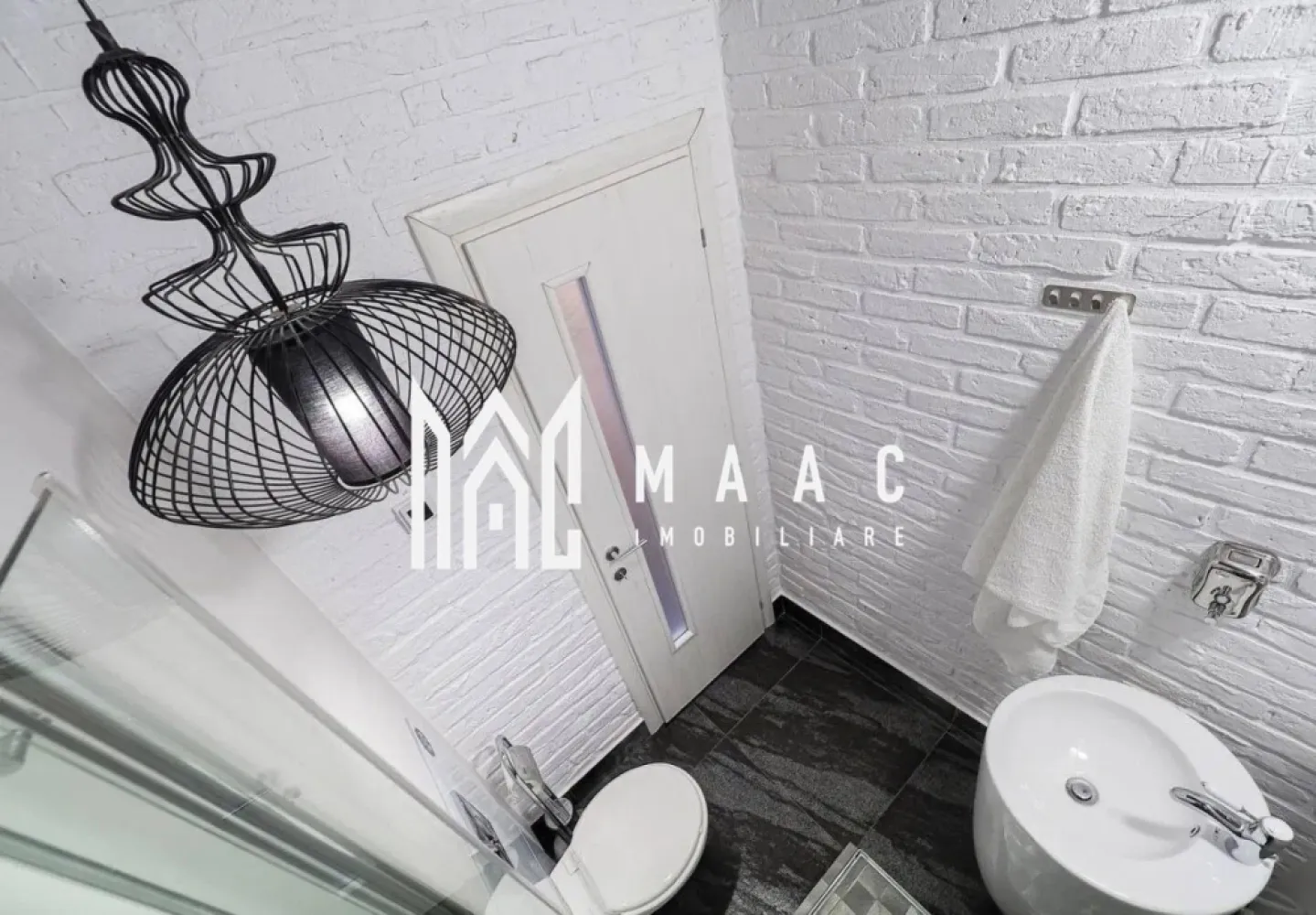 Regim hotelier | 3 camere I Ultracentral - MAAC Imobiliare propune spre vanzare doua apartamente care in momentul de fata functioneaza in regim hotelier, sunt situate la parterul unui imobil de 4 etaje de pe pietonala Nicolae Balcescu, in centrul Sibiului. Primul apartament are o suprafata de 33,5 mp si este dispus pe două nivele: la parter- dormitor cu baie de serviciu și bucătărie iar la subsol- a doua încăpere și o baie complet utilată. Al doilea apartament se află vis-a-vis de primul , desi este mai mic în dimensiuni-cca 18mpu, este echipat cu toate facilitățile necesare. Baia are încălzire în pardoseală. Apartamentele au curte interioara privata, se vand doar impreuna,complet mobilate si utilate. Amplasarea, dotarile si decomandarea recomanda aceasta proprietate pentru investitie (regim hotelier, inchiriere pe termen lung, etc). Pentru mai multe detalii precizati telefonic ca ati vazut anuntul cu ID: CP1959288 }}