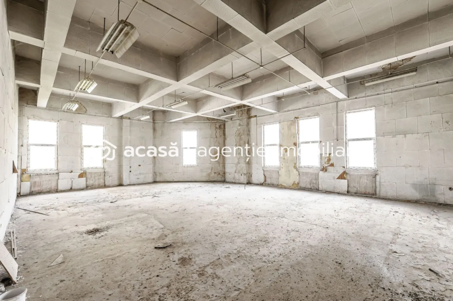 Clădire ultracentrală de vânzare Bulevardul Decebal Comision 0 - Comision 0%
Vă prezint în exclusivitate o oportunitate rară de achiziție a unei clădiri emblematice, situată pe cea mai bună și mai căutată arteră din Arad – Bulevardul Decebal.

✔ Regim de înălțime: demisol + parter + etaj 1 și 2
✔ Suprafață total construită: 1.900 mp
✔ Exterior complet renovat: fațadă și acoperiș tip terasă refăcute integral
✔ Interior open space – doar stâlpi și grinzi de susținere, ușor adaptabil oricărui tip de proiect
✔ Flexibilitate maximă pentru recompartimentare și personalizare

Această proprietate reprezintă o valoare de investiție unică, potrivită pentru:
 • Sediu de firmă sau instituție
 • Centru de birouri moderne
 • Clinici medicale, centre educaționale
 • Spații comerciale premium

Locația face diferența: poziționarea ultracentrală, pe cel mai valoros bulevard al Aradului, garantează vizibilitate maximă, prestigiu și acces facil.

📍 O clădire care poate deveni fundamentul unui business de succes, exact în inima orașului.

📞 Pentru detalii și programarea unei vizionări:
Blaga Flavius – 0754467525 Consultant imobiliar acreditat APAIR (Asociația Profesională a Agenților Imobiliari din România)

Nu dispui de toată suma? Te ajutăm noi gratuit! Îți obținem oferte de la 16 bănci.
Ai o proprietate de vânzare în Arad și vrei să știi cât valorează cu adevărat?

Birou: ACASĂ | Agenție imobiliară Arad
Adresă: Bulevardul Decebal 2, Arad 310133