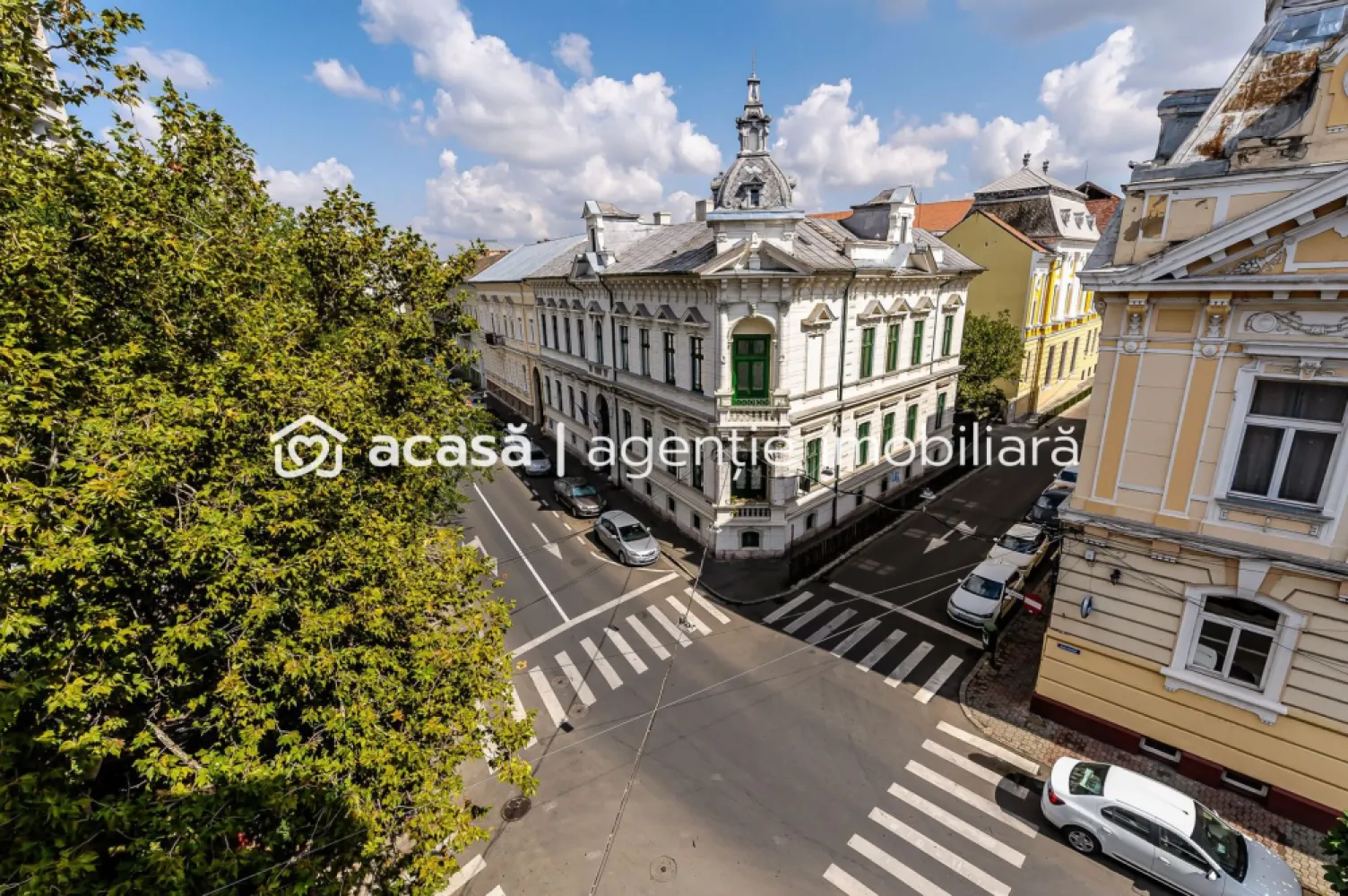 Clădire ultracentrală de vânzare Bulevardul Decebal Comision 0 - Comision 0%
Vă prezint în exclusivitate o oportunitate rară de achiziție a unei clădiri emblematice, situată pe cea mai bună și mai căutată arteră din Arad – Bulevardul Decebal.

✔ Regim de înălțime: demisol + parter + etaj 1 și 2
✔ Suprafață total construită: 1.900 mp
✔ Exterior complet renovat: fațadă și acoperiș tip terasă refăcute integral
✔ Interior open space – doar stâlpi și grinzi de susținere, ușor adaptabil oricărui tip de proiect
✔ Flexibilitate maximă pentru recompartimentare și personalizare

Această proprietate reprezintă o valoare de investiție unică, potrivită pentru:
 • Sediu de firmă sau instituție
 • Centru de birouri moderne
 • Clinici medicale, centre educaționale
 • Spații comerciale premium

Locația face diferența: poziționarea ultracentrală, pe cel mai valoros bulevard al Aradului, garantează vizibilitate maximă, prestigiu și acces facil.

📍 O clădire care poate deveni fundamentul unui business de succes, exact în inima orașului.

📞 Pentru detalii și programarea unei vizionări:
Blaga Flavius – 0754467525 Consultant imobiliar acreditat APAIR (Asociația Profesională a Agenților Imobiliari din România)

Nu dispui de toată suma? Te ajutăm noi gratuit! Îți obținem oferte de la 16 bănci.
Ai o proprietate de vânzare în Arad și vrei să știi cât valorează cu adevărat?

Birou: ACASĂ | Agenție imobiliară Arad
Adresă: Bulevardul Decebal 2, Arad 310133
