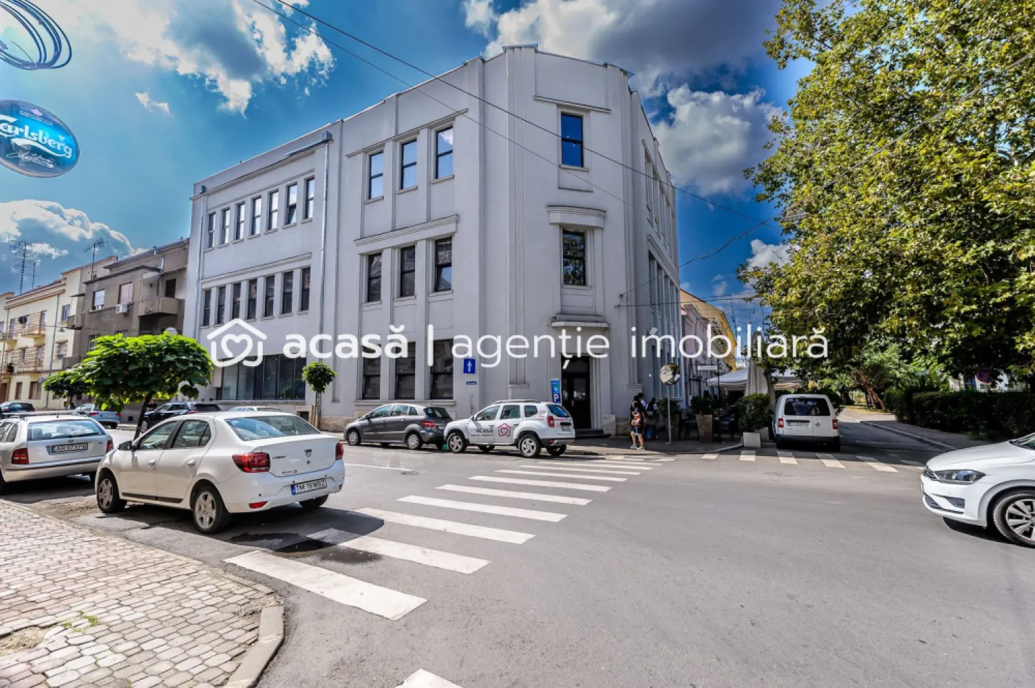 Clădire ultracentrală de vânzare Bulevardul Decebal Comision 0 - Comision 0%
Vă prezint în exclusivitate o oportunitate rară de achiziție a unei clădiri emblematice, situată pe cea mai bună și mai căutată arteră din Arad – Bulevardul Decebal.

✔ Regim de înălțime: demisol + parter + etaj 1 și 2
✔ Suprafață total construită: 1.900 mp
✔ Exterior complet renovat: fațadă și acoperiș tip terasă refăcute integral
✔ Interior open space – doar stâlpi și grinzi de susținere, ușor adaptabil oricărui tip de proiect
✔ Flexibilitate maximă pentru recompartimentare și personalizare

Această proprietate reprezintă o valoare de investiție unică, potrivită pentru:
 • Sediu de firmă sau instituție
 • Centru de birouri moderne
 • Clinici medicale, centre educaționale
 • Spații comerciale premium

Locația face diferența: poziționarea ultracentrală, pe cel mai valoros bulevard al Aradului, garantează vizibilitate maximă, prestigiu și acces facil.

📍 O clădire care poate deveni fundamentul unui business de succes, exact în inima orașului.

📞 Pentru detalii și programarea unei vizionări:
Blaga Flavius – 0754467525 Consultant imobiliar acreditat APAIR (Asociația Profesională a Agenților Imobiliari din România)

Nu dispui de toată suma? Te ajutăm noi gratuit! Îți obținem oferte de la 16 bănci.
Ai o proprietate de vânzare în Arad și vrei să știi cât valorează cu adevărat?

Birou: ACASĂ | Agenție imobiliară Arad
Adresă: Bulevardul Decebal 2, Arad 310133