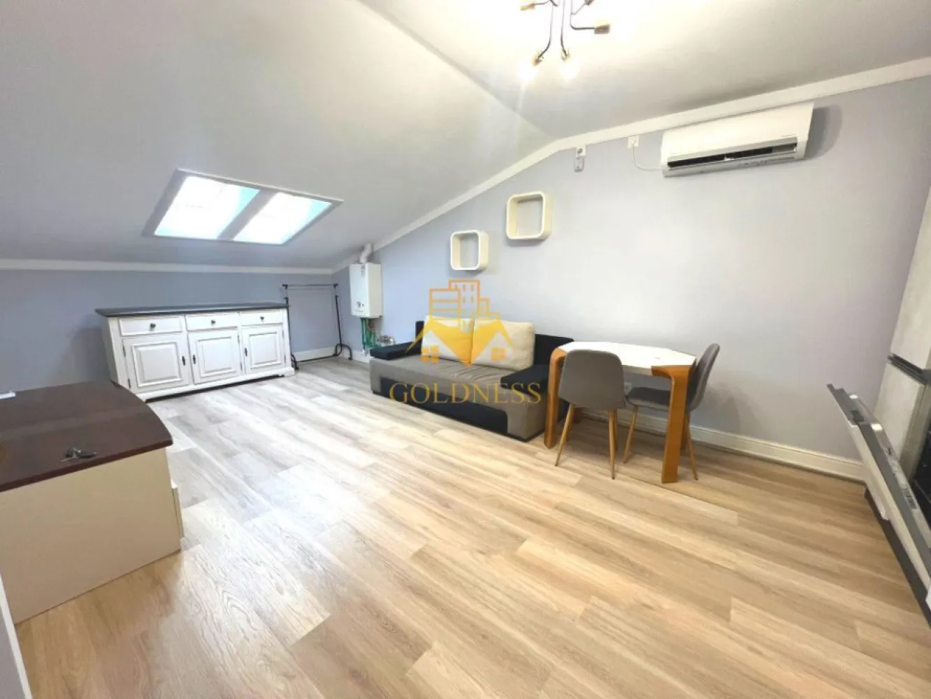2 camere, modern, FSEGA, Iulius Mall, Panemar, Gheorgheni,Pet Friendly - GOLDNESS Imobiliare vă propune spre închiriere un apartament cu 2 camere open-space complet mobilat și utilat, la etajul 4 într-un imobil de 4 etaje, în cartierul Gheorgheni, la 5 minute de FSEGA, Strada Vaida Voevod, langa Panemar. 
Se percep 2 luni de garantie care se pot plati esalonat in 2-3 luni!
Apartamentul este compartimentat astfel:
 - dormitor cu pat matrimonial, dressing, noptiere
 - living cu bucatarie open-space complet utilată, canapea extensibilă, loc de servit masa 
 - baie cu cabina de dus, calorifer port prosop inox și dulap pentru depozitare.

Imobilul este dotat cu toate cele necesare- centrală proprie, mașină de spălat haine cu uscator, frigider, plită electrică, hotă, etc. 
Se află în apropierea stațiilor de transport în comun, magazine, restaurante, spații verzi, farmacii, etc. 
Posibilitate de parcare in zona!

Dacă sunteți interesați de acest apartament și doriți să îl vizionați, dar și pentru alte oferte sau detalii nu ezitați să ne contactați telefonic sau prin e-mail - goldnessimobiliare@gmail.com. Vă stăm la dispoziție!

Pentru intermediere se percepe un comision de 50% din valoarea chiriei!