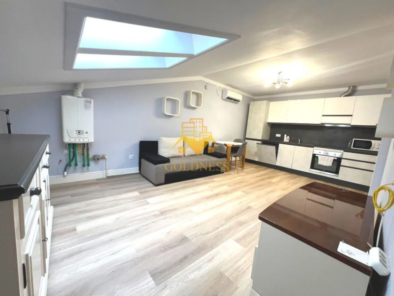 2 camere, modern, FSEGA, Iulius Mall, Panemar, Gheorgheni,Pet Friendly - GOLDNESS Imobiliare vă propune spre închiriere un apartament cu 2 camere open-space complet mobilat și utilat, la etajul 4 într-un imobil de 4 etaje, în cartierul Gheorgheni, la 5 minute de FSEGA, Strada Vaida Voevod, langa Panemar. 
Se percep 2 luni de garantie care se pot plati esalonat in 2-3 luni!
Apartamentul este compartimentat astfel:
 - dormitor cu pat matrimonial, dressing, noptiere
 - living cu bucatarie open-space complet utilată, canapea extensibilă, loc de servit masa 
 - baie cu cabina de dus, calorifer port prosop inox și dulap pentru depozitare.

Imobilul este dotat cu toate cele necesare- centrală proprie, mașină de spălat haine cu uscator, frigider, plită electrică, hotă, etc. 
Se află în apropierea stațiilor de transport în comun, magazine, restaurante, spații verzi, farmacii, etc. 
Posibilitate de parcare in zona!

Dacă sunteți interesați de acest apartament și doriți să îl vizionați, dar și pentru alte oferte sau detalii nu ezitați să ne contactați telefonic sau prin e-mail - goldnessimobiliare@gmail.com. Vă stăm la dispoziție!

Pentru intermediere se percepe un comision de 50% din valoarea chiriei!