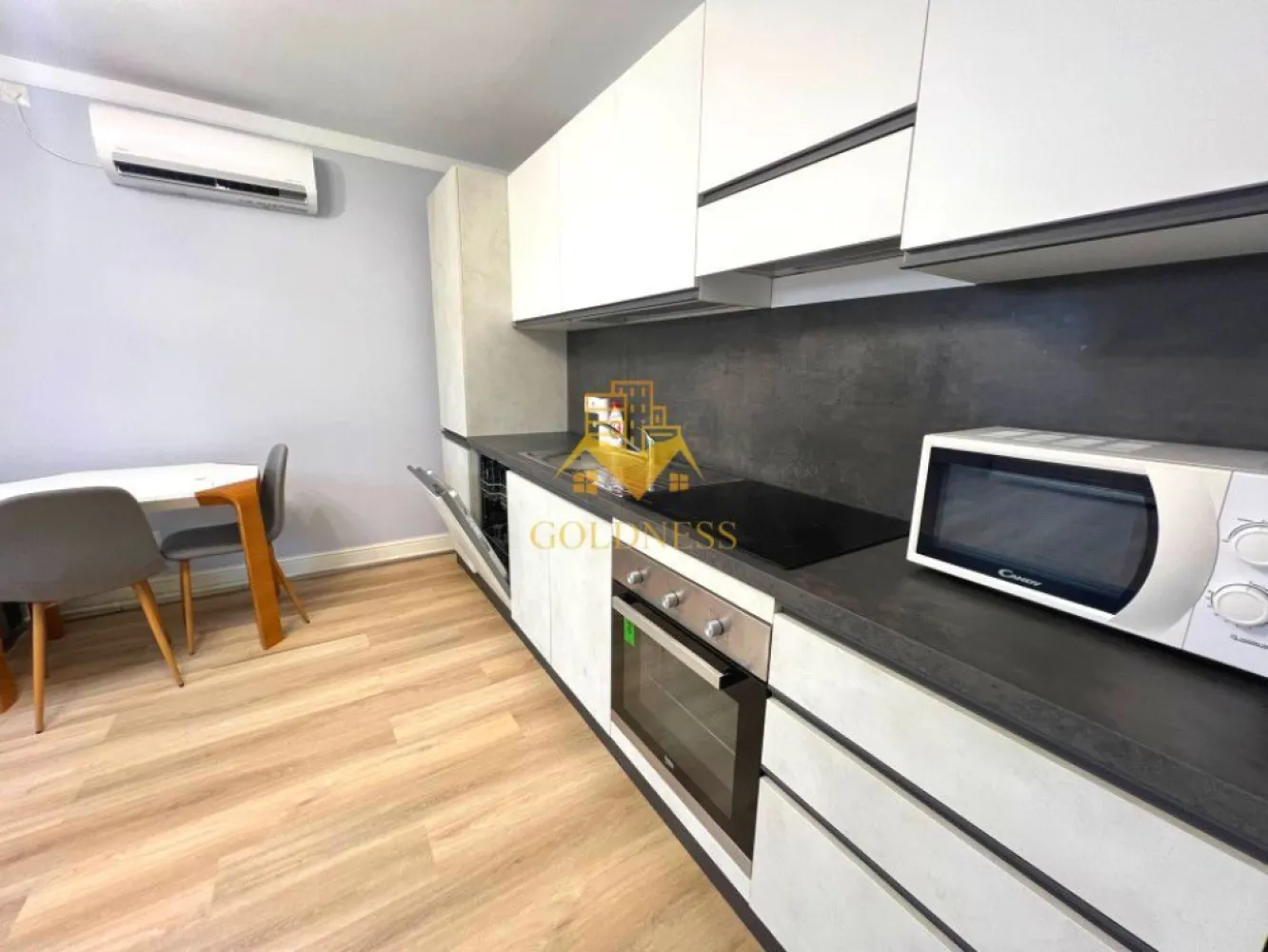 2 camere, modern, FSEGA, Iulius Mall, Panemar, Gheorgheni,Pet Friendly - GOLDNESS Imobiliare vă propune spre închiriere un apartament cu 2 camere open-space complet mobilat și utilat, la etajul 4 într-un imobil de 4 etaje, în cartierul Gheorgheni, la 5 minute de FSEGA, Strada Vaida Voevod, langa Panemar. 
Se percep 2 luni de garantie care se pot plati esalonat in 2-3 luni!
Apartamentul este compartimentat astfel:
 - dormitor cu pat matrimonial, dressing, noptiere
 - living cu bucatarie open-space complet utilată, canapea extensibilă, loc de servit masa 
 - baie cu cabina de dus, calorifer port prosop inox și dulap pentru depozitare.

Imobilul este dotat cu toate cele necesare- centrală proprie, mașină de spălat haine cu uscator, frigider, plită electrică, hotă, etc. 
Se află în apropierea stațiilor de transport în comun, magazine, restaurante, spații verzi, farmacii, etc. 
Posibilitate de parcare in zona!

Dacă sunteți interesați de acest apartament și doriți să îl vizionați, dar și pentru alte oferte sau detalii nu ezitați să ne contactați telefonic sau prin e-mail - goldnessimobiliare@gmail.com. Vă stăm la dispoziție!

Pentru intermediere se percepe un comision de 50% din valoarea chiriei!