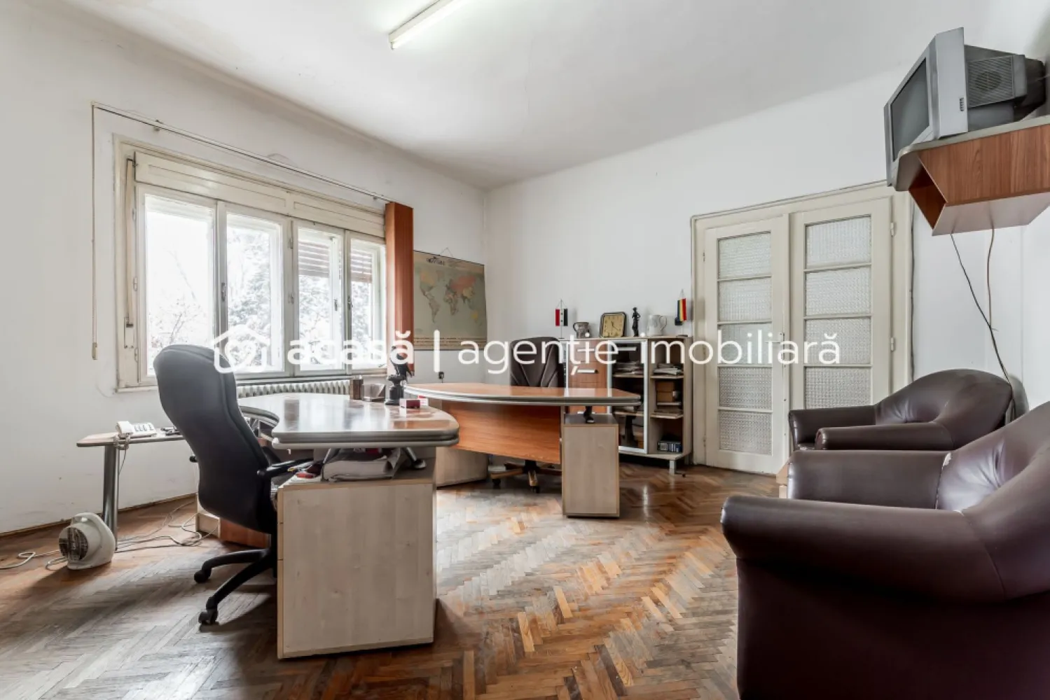 Vila individuala de exceptie Praporgescu Malul Mureșului - Sunt zone în Arad unde proprietățile individuale ajung foarte rar pe piață.

Praporgescu, malul Mureșului, este una dintre acestea.
Vila este listată pentru prima dată, într-o poziție de referință, cu deschidere către faleză, parc și oraș.

Poziționare pe colț, cu dublă deschidere și acces separat:

fațada principală către Splaiul Praporgescu, iar accesul pietonal și auto din strada I.C. Brătianu

Zonă exclusivistă, cu foarte puține imobile individuale și fără clădiri înalte.
Vizibilitate, intimitate și statut

Construcția este dispusă pe demisol, parter înalt și etaj, fiecare nivel este deservit de casa scării, permițând compartimentarea în două spații complet independente.

Această configurație face imobilul ideal pentru utilizări mixte:

*locuință premium pe un nivel
*birouri, reprezentanță sau clinică pe un alt nivel
*sau două unități funcționale complet separate

Terenul are o suprafață de 493 mp și include:
*2 garaje generoase
*spațiu pentru zonă verde sau parcare privată

Acoperișul oferă posibilitatea amenajării unei terase panoramice, cu vedere deschisă către Mureș, parc și oraș cu o perspectivă rară.

Proprietatea necesită renovare și reabilitare completă, oferind libertate totală de personalizare pentru un proiect de referință.

📞 Contactează-mă acum dacă înțelegi valoarea unei locații exclusiviste care apare foarte rar la vânzare, telefon 0757.662.907 Andrei Caracioni consultant imobiliar AcasaArad. 

Nu dispui de toată suma? Te ajutăm noi gratuit! Îți obținem oferte de la 16 bănci.
Birou: ACASĂ | Agenție imobiliară Arad
Bulevardul Decebal 2, Arad 310133

Cod proprietate: CP2865351