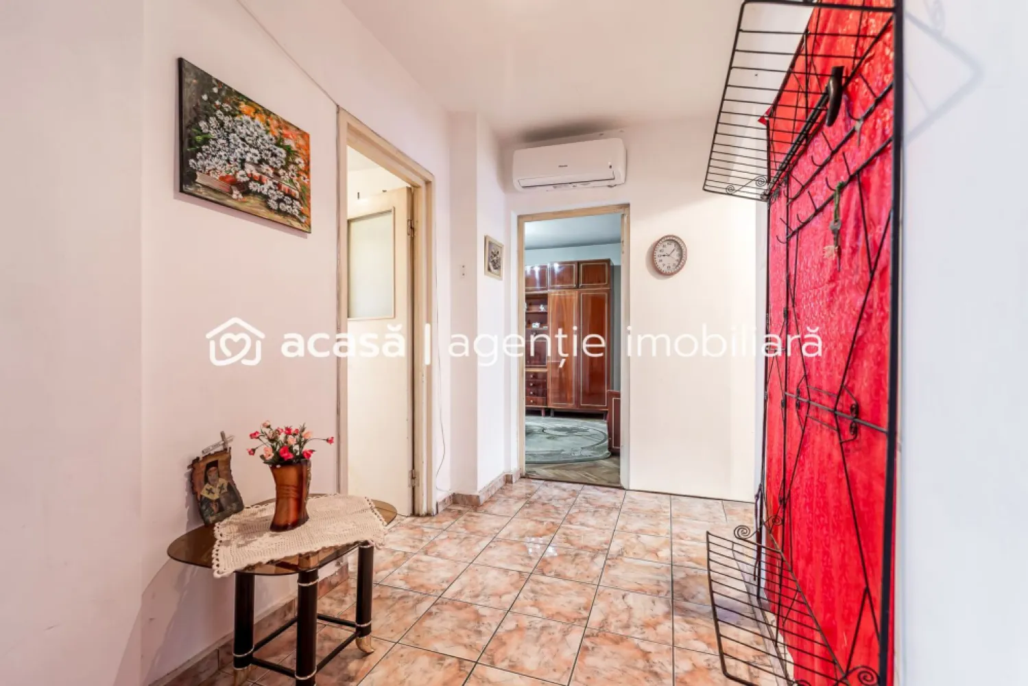 Apartament cu 4 camere decomandat cu vedere panoramica - Comision 0%
Se oferă spre vânzare apartament cu 4 camere, excelent poziționat în Piața Gării, cu vedere pe două părți: spre Gară și spre Atrium Mall.
Imobilul este situat într-un bloc din cărămidă, foarte bine izolat termic, reabilitat și izolat integral la exterior, ceea ce asigură confort și costuri reduse de întreținere.
Apartamentul este complet decomandat, are o compartimentare practică și mult potențial:
sufragerie
bucătărie
3 dormitoare
2 băi
balcon cu vedere panoramică asupra orașului
Este situat la etajul 4, fapt ce oferă lumină naturală pe tot parcursul zilei, iar zgomotul și praful orașului sunt considerabil diminuate față de etajele inferioare.
Dotări:
centrală proprie pe gaz
aer condiționat
Apartamentul necesită renovare, oferind posibilitatea de amenajare după propriul gust, fiind ideal atât pentru locuință de familie, cât și pentru investiție.

📍 Localizare excelentă, cu acces rapid către transport, magazine și puncte de interes
📈 Compartimentare foarte bună și potențial ridicat

📞 Pentru detalii și programarea unei vizionări:
Blaga Flavius – 0754467525 Consultant imobiliar acreditat APAIR (Asociația Profesională a Agenților Imobiliari din România)

Nu dispui de toată suma? Te ajutăm noi gratuit! Îți obținem oferte de la 16 bănci.
Ai o proprietate de vânzare în Arad și vrei să știi cât valorează cu adevărat?

Birou: ACASĂ | Agenție imobiliară Arad
Adresă: Bulevardul Decebal 2, Arad 310133