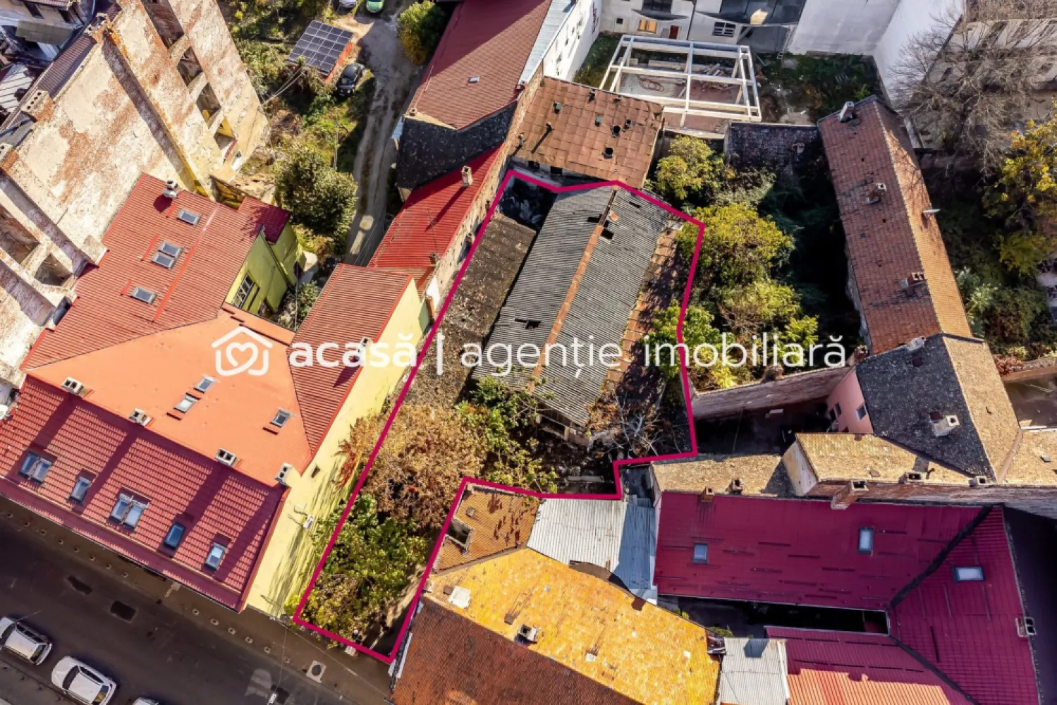 Teren de 439mp pe str. Unirii - Vând teren central cu suprafața de 439 mp, situat pe o strada Unirii din Arad, cu vad pietonal intens.

Proprietatea se află aproape de teatru, restaurante și cele mai populare zone ale orașului ce oferă o oportunitate excelentă pentru dezvoltarea unui proiect cu funcționalitate mixtă, ideal pentru investitorii interesați de spații rezidențiale și comerciale într-o locație de primă clasă.

Terenul dispune de racordări la apă, canalizare și curent, iar gazul este disponibil la limita proprietății. Unicitatea locației oferă un potențial ridicat pentru proiecte de succes.

Contactează-ne astăzi și descoperă potențialul acestui teren excepțional!

Contact:0742267773
Szuchanszki Andreea Consultant Imobiliar
CP2186918

Birou: ACASĂ | Agenție imobiliară Arad 
Adresă: Bulevardul Decebal 2, Arad 310133