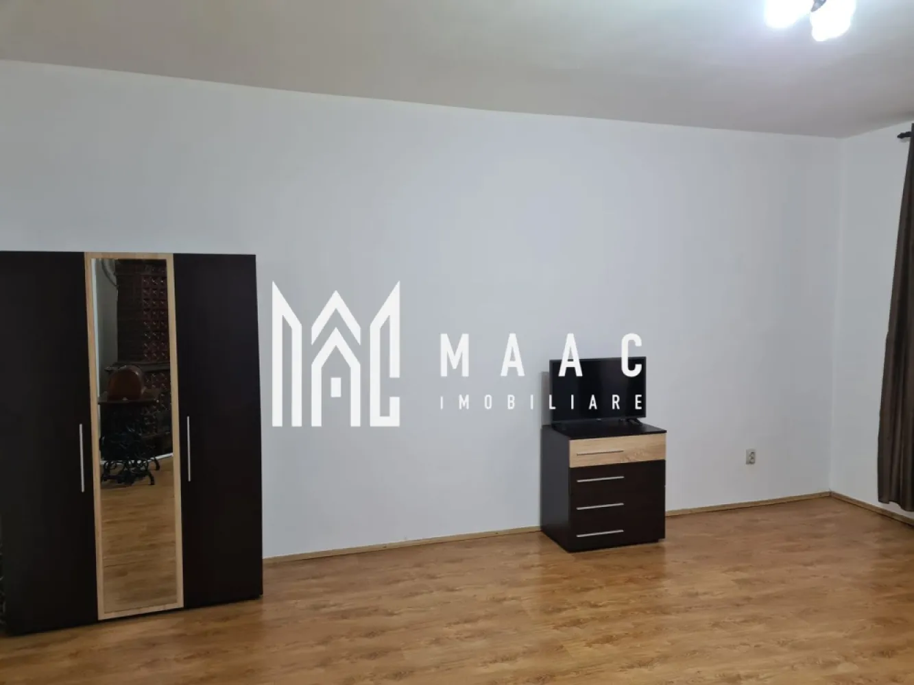 Apartament la Casa | 2 Camere | Parter | Ultracentral - MAAC Imobiliare propune spre vânzare un apartament cu 2 camere, recent renovat, situat în centrul istoric al Sibiului, în zona Teatrul Gong. Cu o suprafață generoasă de 70mp . Caracteristici principale: Situat la parter, cu vedere catre Teatrul Gong și Muzeul de Istorie Compus din două camere mari, o bucătărie generoasă, o baie și o camară Posibilitate de recompartimentare datorită celor două intrări și dimensiunilor generoase Incalzire prin centrală proprie pe gaz cu condensatie, recent montată Geamuri din tamplarie termopan pentru confort termic și fonic Posibilitate de utilizare a podului și pivniței Poziție ideală, la câțiva pași de Piața Mare și toate facilitățile din centrul istoric, precum și la 5 minute de mers pe jos de Piața Cibin și magazinele din jur Posibilitate de predare: Mobilat Partial mobilat Gol, după preferințele cumpărătorului Potențial comercial: Clădirea nu este monument istoric Dimensiunile generoase și cele două intrări permit o recompartimentare facilă Posibilitate de deschidere a unei intrări la stradă pentru amenajarea unui eventual spațiu comercial Pentru mai multe informații și programări la vizionare, vă rugăm să ne contactați specificând ID: CP1955731 }}