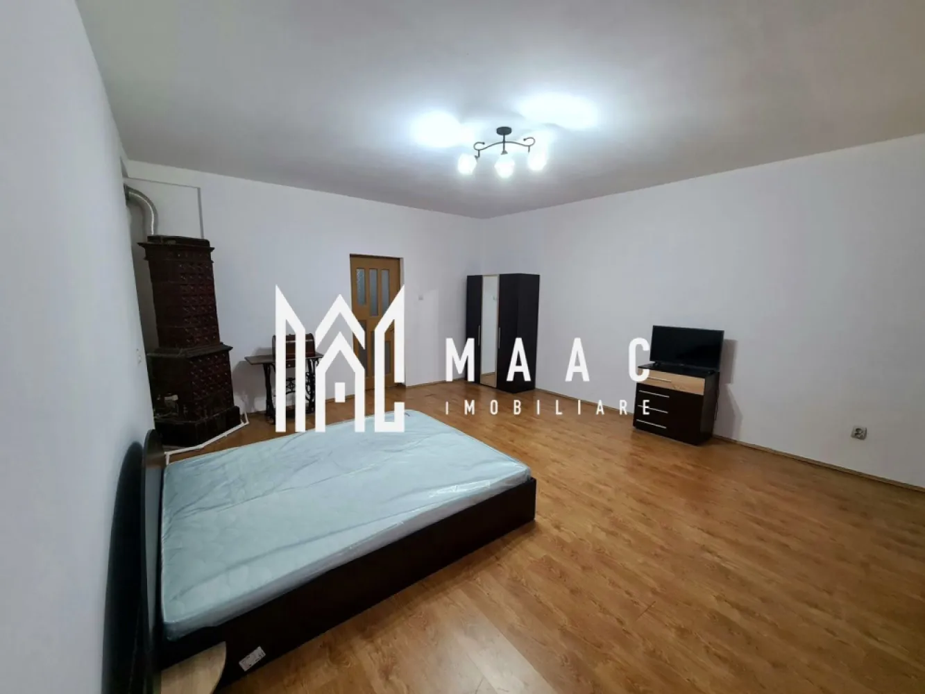 Apartament la Casa | 2 Camere | Parter | Ultracentral - MAAC Imobiliare propune spre vânzare un apartament cu 2 camere, recent renovat, situat în centrul istoric al Sibiului, în zona Teatrul Gong. Cu o suprafață generoasă de 70mp . Caracteristici principale: Situat la parter, cu vedere catre Teatrul Gong și Muzeul de Istorie Compus din două camere mari, o bucătărie generoasă, o baie și o camară Posibilitate de recompartimentare datorită celor două intrări și dimensiunilor generoase Incalzire prin centrală proprie pe gaz cu condensatie, recent montată Geamuri din tamplarie termopan pentru confort termic și fonic Posibilitate de utilizare a podului și pivniței Poziție ideală, la câțiva pași de Piața Mare și toate facilitățile din centrul istoric, precum și la 5 minute de mers pe jos de Piața Cibin și magazinele din jur Posibilitate de predare: Mobilat Partial mobilat Gol, după preferințele cumpărătorului Potențial comercial: Clădirea nu este monument istoric Dimensiunile generoase și cele două intrări permit o recompartimentare facilă Posibilitate de deschidere a unei intrări la stradă pentru amenajarea unui eventual spațiu comercial Pentru mai multe informații și programări la vizionare, vă rugăm să ne contactați specificând ID: CP1955731 }}
