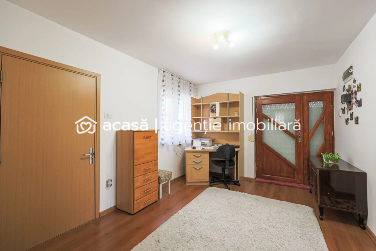 Preț redus! Casă în localitatea Turnu - Dacă îți dorești să te muți la casă și curte, această casă din Turnu, aflată la numai 17 minute de Arad, este alegerea potrivită pentru tine și familia ta.

✨ Caracteristici principale:

- 4 camere + bucătărie
- 2 băi 
cămară pentru alimente & cameră tehnică
garaj mare în curte
suprafață teren: 600 mp cu front stradal de 16 m

🔧 Îmbunătățiri și dotări:

izolație exterioară – eficiență termică ridicată
instalație electrică refăcută
geamuri PVC
aer condiționat
încălzire cu centrală proprie pe lemne

🏠 Casa este renovată și gata să devină un cămin primitor pentru noii proprietari.

📞 Pentru detalii și vizionări: 0742 267 773
👩‍💼 Contact: Andreea Szuchanszki – consultant imobiliar

Nu dispui de toată suma? Te ajutăm noi gratuit! Îți obținem oferte de la 16 bănci.

Ai o proprietate de vânzare în Arad și vrei să știi cât valorează cu adevărat?
Sună-mă pentru o evaluare gratuită, fără obligații.

Birou: ACASĂ | Agenție imobiliară Arad
Bulevardul Decebal 2, Arad 310133