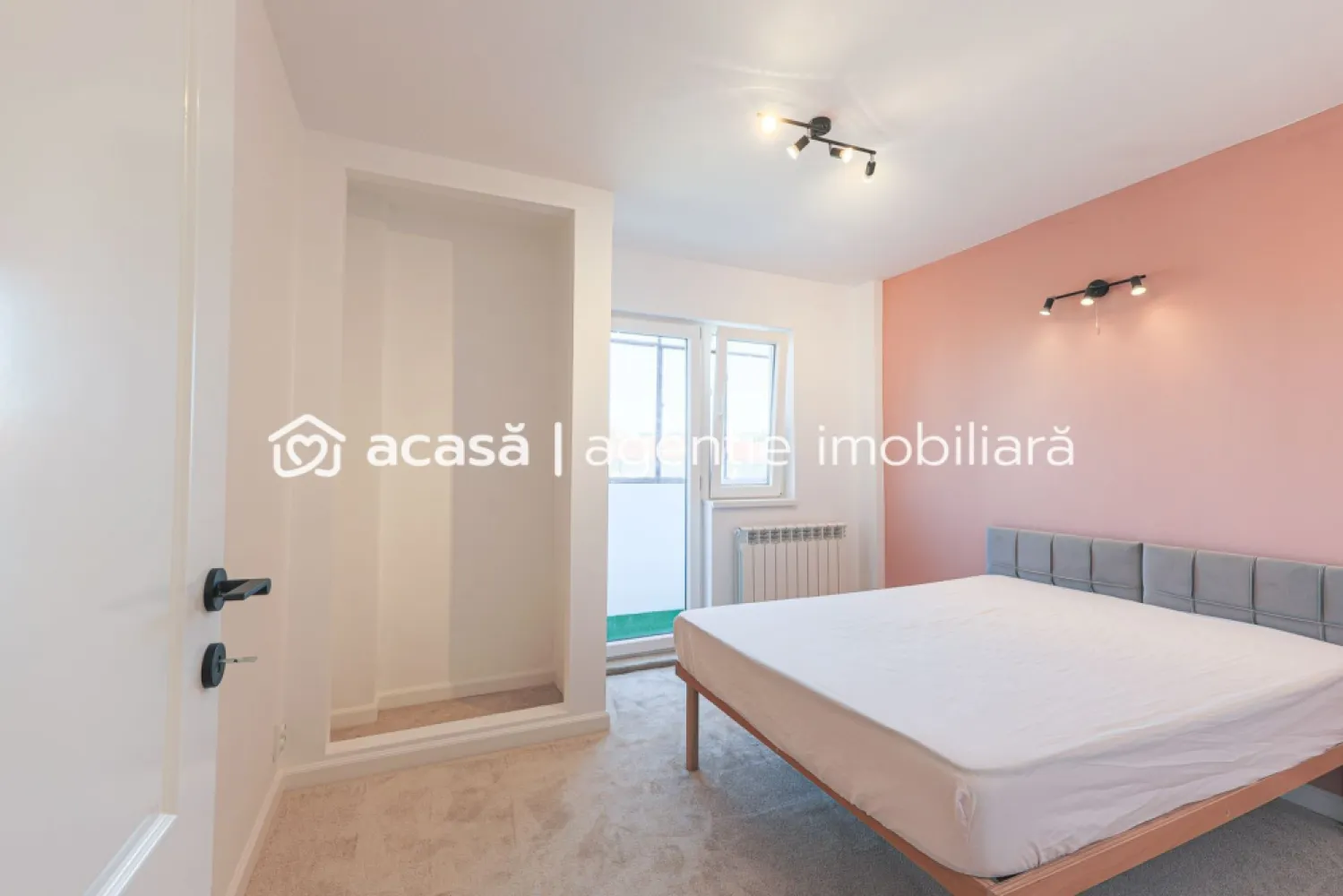 Apartament 2 camere - renovat - Piața Catedralei - COMISION 0 - Vă propun spre vânzare un apartament spațios și luminos de 2 camere, situat la etajul 3/4, în zona centrală Piața Catedralei – o zonă liniștită, cu spații verzi, dar totodată în plină dezvoltare.

✔ Suprafață: 78 mp construiți (conform CF)
✔ Compartimentare:
- living generos
- dormitor
- bucătărie cu cămară
- hol spațios
- baie cu cadă
- 2 balcoane (unul închis)

✔ Dotări și beneficii:
- renovat complet în 2025
- centrală termică pe gaz
- aparat de aer condiționat
- apartament luminos, cu vedere deschisă
- se vinde parțial mobilat

Principalul avantaj al acestui apartament este poziționarea excelentă: aproape de centrul orașului, într-o zonă liniștită și verde, ideală pentru rezidență sau investiție

📞 Pentru mai multe detalii și pentru a programa o vizionare, nu ezita să mă contactezi:
Daniel Hord – Consultant imobiliar - 0755 274 519

Nu dispui de toată suma? Te ajutăm noi gratuit! Îți obținem oferte de la 16 bănci
Ai o proprietate de vânzare în Arad și vrei să știi cât valorează cu adevărat?
Sună-mă pentru o evaluare GRATUITĂ!