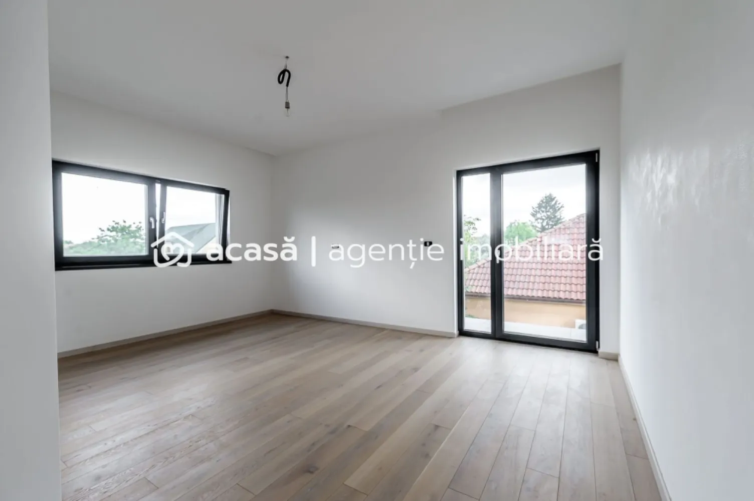 Vila Premium 5 camere - Subcetate, Arad - COMISION 0% - 🏡 VILĂ PREMIUM DE VÂNZARE ÎN SUBCETATE – ARAD 🏡
📍 Cea mai dorită zonă rezidențială din oraș!

✨ Finalizată în 2023, această vilă spectaculoasă cu 5 camere oferă confort, rafinament și siguranță pentru întreaga familie!
🔹 Suprafață utilă: 200 mp
🔹 Teren: 500 mp | Front stradal: 22 ml
🔹 Regim de înălțime: P + 1E + pod
🔹 Construcție: Cărămidă Porotherm + izolație cu vată bazaltică
🔹 Încălzire în pardoseală (parter și etaj) cu centrală pe gaz
🔹 Aer condiționat 38.000 BTU – cu posibilitate de extindere

🚗 Acces auto + Garaj cu poartă automată
🎥 Sistem de supraveghere video + alarmă
🎨 Finisaje exclusiv PREMIUM în toată casa!

📐 Compartimentare inteligentă:
👉 Parter: living generos, bucătărie, baie, dormitor/birou, terasă
👉 Etaj: 2 dormitoare cu balcon, baie, cameră dressing, cameră spălătorie

💎 Casa ideală pentru cei care caută eleganță, spațiu și intimitate, într-o zonă exclusivistă a Aradului.
🔑 Proprietatea perfectă te așteaptă!

📞 Contactează-mă acum pentru vizionare la 0755 274 519 - Daniel Hord - Consultant imobiliar.

Nu dispui de toată suma? Te ajutăm noi gratuit! Îți obținem oferte de la 16 bănci
Ai o proprietate de vânzare în Arad și vrei să știi cât valorează cu adevărat?
Sună-mă pentru o evaluare GRATUITĂ!