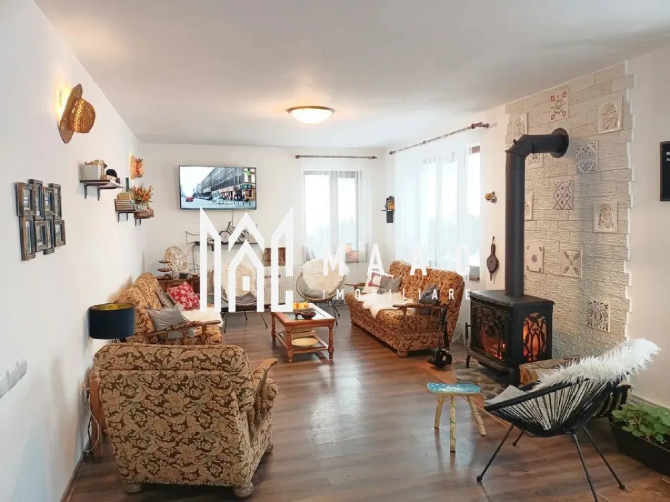 Pensiune 7 camere | P+1 | 630 MP | Paltinis - MAAC Imobiliare va prezinta o pensiune in Zona Păltiniș (Arka Park). Caracteristici cheie: Configurație: pensiune cu 7 camere, dispuse pe 2 niveluri. Suprafață utilă: 240 mp (parter + etaj). Anul construcției: 2013. Acoperiș și Izolație Termică: Pensiunea beneficiază de un acoperiș solid și izolație termică. Configurație spații: Parter: Living Spațios ideal pentru primirea oaspeților și relaxare. Dormitor: O cameră dedicată pentru ospitalitate. Baie: Dotată pentru confortul oaspeților. Etaj: 5 Dormitoare pentru cazarea comodă a oaspeților. Suprafață teren: Total: 630 mp. Liber: 420 mp. Deschidere: 30 mp. Terasă cu Filigorie - spațiu perfect pentru socializare și relaxare în aer liber. Loc pentru grătar. Ciubar pentru 6 persoane. Detalii adiționale: Pensiunea se vinde exact ca în poze, gata pentru continuarea afacerii. Afaceră la cheie: O oportunitate excelentă pentru investitori sau cei care doresc să conducă o pensiune într-o zonă pitorească. Pentru mai multe detalii, precizati telefonic ca ati vazut anuntul cu ID: CP1950132. }}