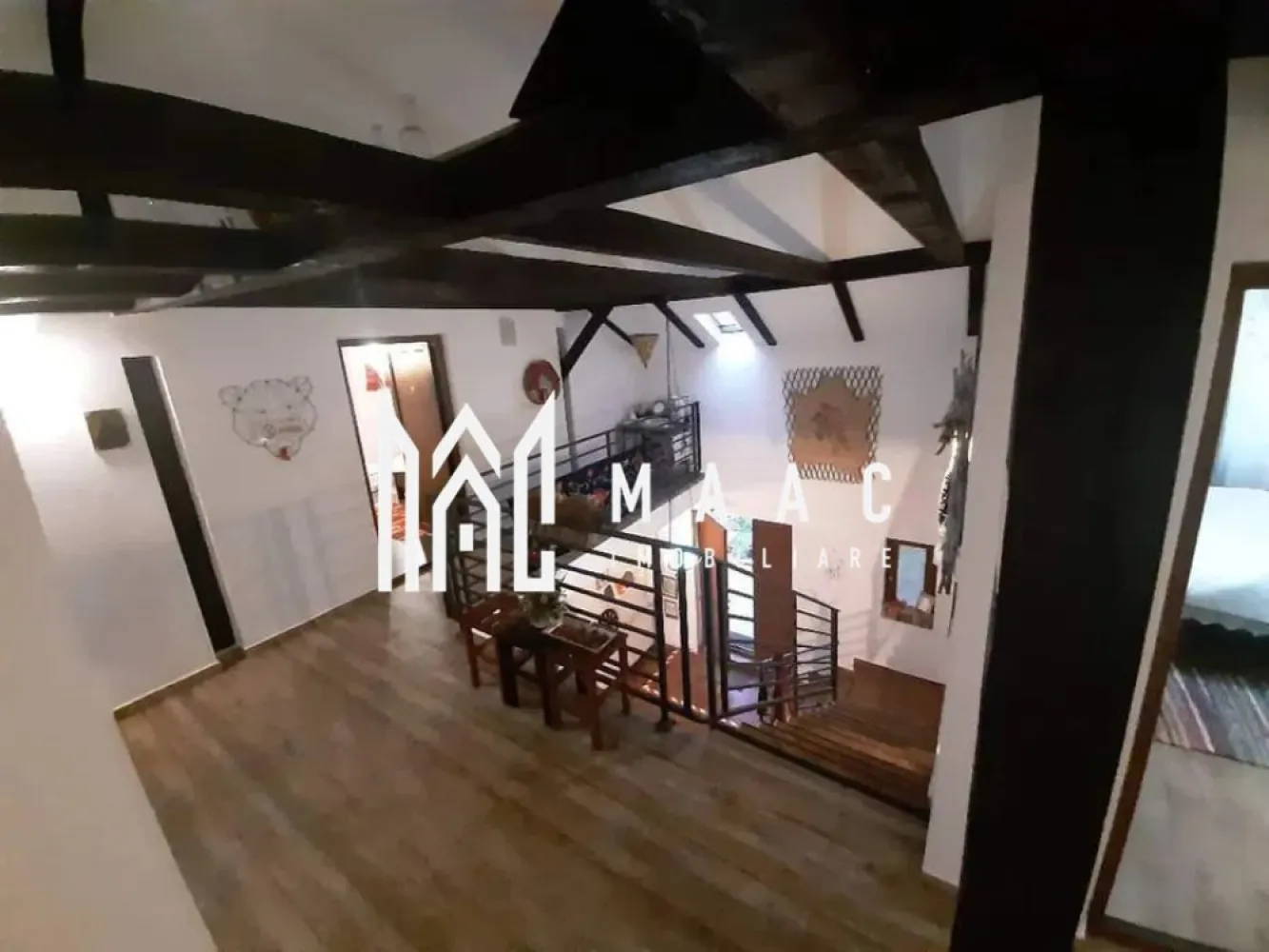 Pensiune 7 camere | P+1 | 630 MP | Paltinis - MAAC Imobiliare va prezinta o pensiune in Zona Păltiniș (Arka Park). Caracteristici cheie: Configurație: pensiune cu 7 camere, dispuse pe 2 niveluri. Suprafață utilă: 240 mp (parter + etaj). Anul construcției: 2013. Acoperiș și Izolație Termică: Pensiunea beneficiază de un acoperiș solid și izolație termică. Configurație spații: Parter: Living Spațios ideal pentru primirea oaspeților și relaxare. Dormitor: O cameră dedicată pentru ospitalitate. Baie: Dotată pentru confortul oaspeților. Etaj: 5 Dormitoare pentru cazarea comodă a oaspeților. Suprafață teren: Total: 630 mp. Liber: 420 mp. Deschidere: 30 mp. Terasă cu Filigorie - spațiu perfect pentru socializare și relaxare în aer liber. Loc pentru grătar. Ciubar pentru 6 persoane. Detalii adiționale: Pensiunea se vinde exact ca în poze, gata pentru continuarea afacerii. Afaceră la cheie: O oportunitate excelentă pentru investitori sau cei care doresc să conducă o pensiune într-o zonă pitorească. Pentru mai multe detalii, precizati telefonic ca ati vazut anuntul cu ID: CP1950132. }}