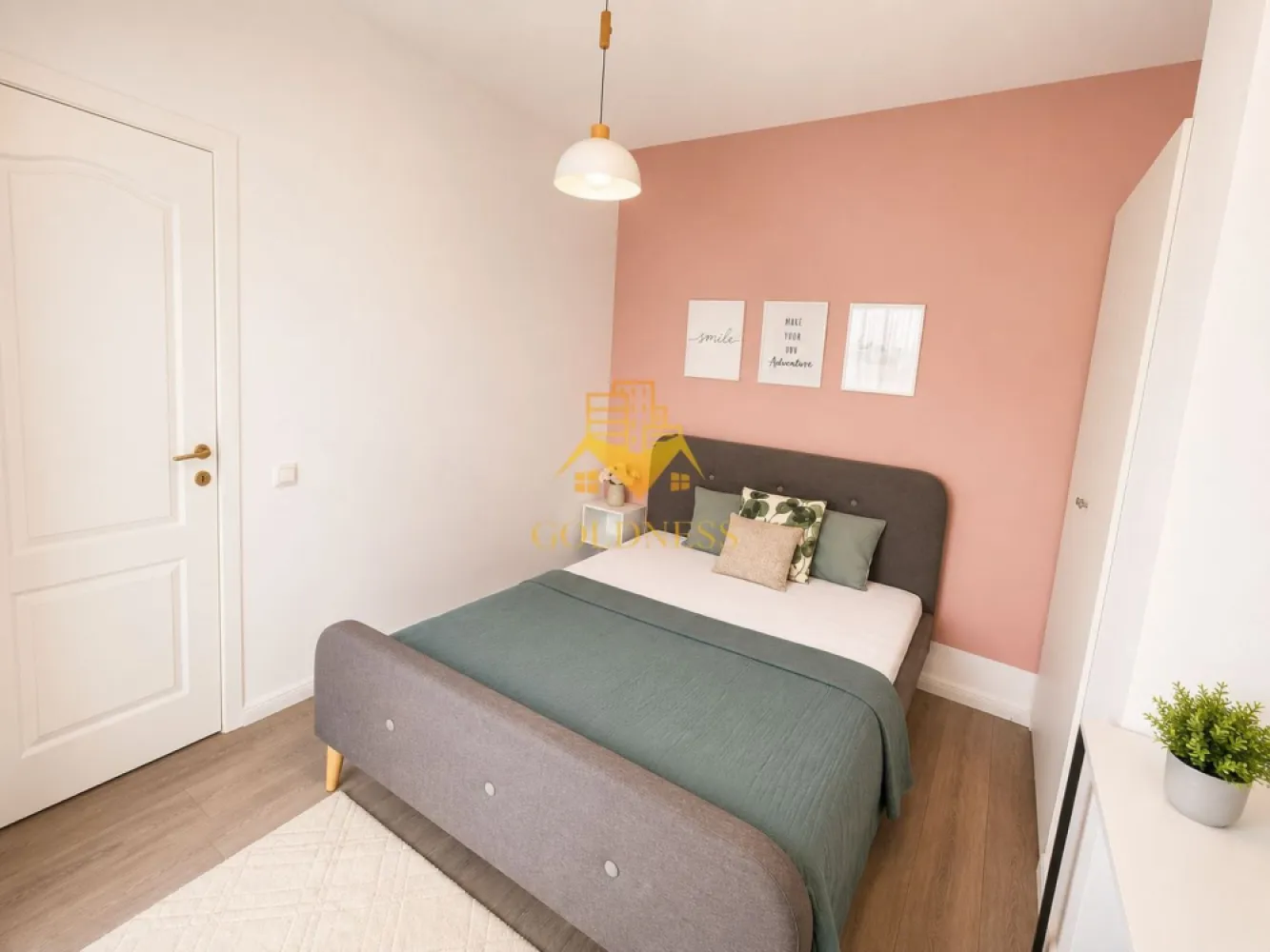 3 Camere Openspace, Marasti, Parcare, Modern, Kaufland, Zona fabricii. - GOLDNESS Imobiliare vă propune spre închiriere un apartament cu 3 camere complet mobilat și utilat, la etajul 4 într-un imobil de 6 etaje,in Cartierul Marasti!
Parcare subterana inclusa!
Se află în apropierea stațiilor de transport în comun, magazine, restaurante, spații verzi, farmacii, etc. 

Apartamentul este compartimentat astfel:
 - dormitor cu pat matrimonial, dressing, noptiere
 - dormitor cu pat matrimonial, dressing, noptiere
 - living cu bucatarie open space complet utilată și mobilată, loc de servit masa, iesire pe terasa.
 - baie cu dus walk-in, calorifer port prosop și dulap pentru depozitare.
 - terasa de 20 mp.

Imobilul este dotat cu toate cele necesare- centrală proprie, frigider, aragaz, hotă, mașină de spălat haine, etc. 

Dacă sunteți interesați de acest apartament și doriți să îl vizionați, dar și pentru alte oferte nu ezitați să ne contactați telefonic sau prin e-mail. Vă stăm la dispoziție!
Pentru intermediere se percepe un comision de 50% din prețul chiriei!