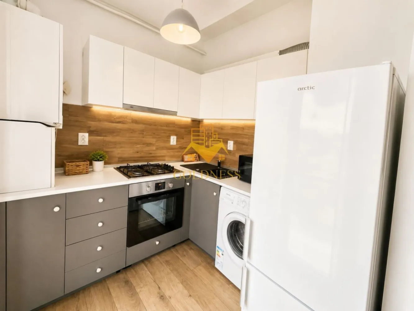 3 Camere Openspace, Marasti, Parcare, Modern, Kaufland, Zona fabricii. - GOLDNESS Imobiliare vă propune spre închiriere un apartament cu 3 camere complet mobilat și utilat, la etajul 4 într-un imobil de 6 etaje,in Cartierul Marasti!
Parcare subterana inclusa!
Se află în apropierea stațiilor de transport în comun, magazine, restaurante, spații verzi, farmacii, etc. 

Apartamentul este compartimentat astfel:
 - dormitor cu pat matrimonial, dressing, noptiere
 - dormitor cu pat matrimonial, dressing, noptiere
 - living cu bucatarie open space complet utilată și mobilată, loc de servit masa, iesire pe terasa.
 - baie cu dus walk-in, calorifer port prosop și dulap pentru depozitare.
 - terasa de 20 mp.

Imobilul este dotat cu toate cele necesare- centrală proprie, frigider, aragaz, hotă, mașină de spălat haine, etc. 

Dacă sunteți interesați de acest apartament și doriți să îl vizionați, dar și pentru alte oferte nu ezitați să ne contactați telefonic sau prin e-mail. Vă stăm la dispoziție!
Pentru intermediere se percepe un comision de 50% din prețul chiriei!
