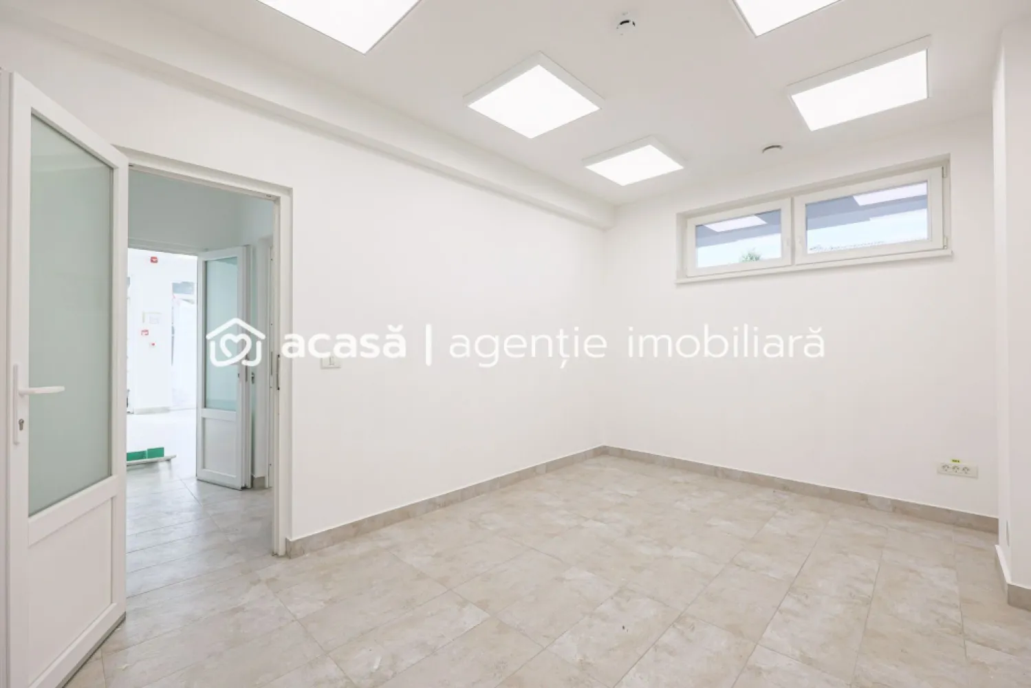 De închiriat spațiu comercial – Calea Victoriei, Arad - COMISION 0% - Vă propun spre închiriere un spațiu comercial modern, situat la parterul Centrului Medical Rubio, pe una dintre cele mai circulate artere din Arad – Calea Victoriei.

📐 Compartimentare:
- Sală principală – 39 mp
- Birou
- Hol
- Vestiar
- Baie
- Cameră de depozitare

✨ Avantaje și dotări:
- Acces direct din stradă + acces secundar prin Centrul Medical Rubio (la nevoie)
- Posibilitate de utilizare a grupurilor sanitare din Centru pentru clienți/pacienți
- Spațiu recent renovat
- Încălzire și răcire prin pardoseală
- Locație excelentă, pretabilă pentru: farmacie, cabinet medical, laborator sau alte activități similare
- Posibilitate de colaborare directă cu Centrul Rubio

📍 Beneficii locație:
- Vizibilitate ridicată datorită traficului intens
- Acces facil pentru clienți și pacienți
- Zonă consacrată pentru servicii medicale și comerciale

🔑 Totul este pregătit pentru ca tu să-ți dezvolți afacerea cu succes!

📲 Pentru mai multe detalii și pentru a programa o vizionare, contactează-mă la 0755 274 519 - Daniel Hord – Consultant imobiliar

Nu dispui de toată suma? Te ajutăm noi gratuit! Îți obținem oferte de la 16 bănci
Ai o proprietate de vânzare în Arad și vrei să știi cât valorează cu adevărat?
Sună-mă pentru o evaluare GRATUITĂ!
