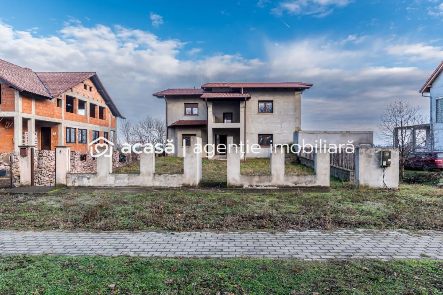 Casă spatioasa, construcție nouă – Zimandu Nou Teren 998 mp Comision 0 - Comision 0%
Vă propunem spre vânzare o casă individuală, construcție nouă, situată în Zimandu Nou, ideală pentru cei care își doresc o proprietate solidă, generoasă ca suprafață, pe care să o personalizeze după propriul gust.

Proprietatea este edificată pe un teren de 998 mp și dispune de o suprafață utilă de 325 mp, oferind spațiu amplu pentru o familie mare sau pentru multiple zone funcționale. Casa este semifinisată, la gri, atât la interior, cât și la exterior, iar demisolul este finalizat, gata pentru utilizare imediată.

Imobilul beneficiază de toate utilitățile: gaz, curent, apă și canalizare. Este dotat cu garaj, terasă, acoperiș din țiglă și rolete electrice, fiind construit cu atenție la detalii și durabilitate.

Un avantaj important îl reprezintă valoarea investiției: prețul este sub costul actual de construire, raportat la un cost de aproximativ 265 euro/mp construit, fără a include valoarea terenului – o oportunitate rară pe piață.

🏡 Predare imediată – ideală pentru cei care doresc să finalizeze rapid amenajările și să se mute sau să investească inteligent.

📍 Localizare: Zimandu Nou
📐 Teren: 998 mp
🏠 Suprafață utilă: 325 mp
🔧 Stadiu: semifinisat (la gri)
🚗 Garaj | Terasă | Rolete electrice | Toate utilitățile

📞 Pentru detalii și programarea unei vizionări:
Blaga Flavius – 0754467525 Consultant imobiliar acreditat APAIR (Asociația Profesională a Agenților Imobiliari din România)

Nu dispui de toată suma? Te ajutăm noi gratuit! Îți obținem oferte de la 16 bănci.
Ai o proprietate de vânzare în Arad și vrei să știi cât valorează cu adevărat?

Birou: ACASĂ | Agenție imobiliară Arad
Adresă: Bulevardul Decebal 2, Arad 310133
