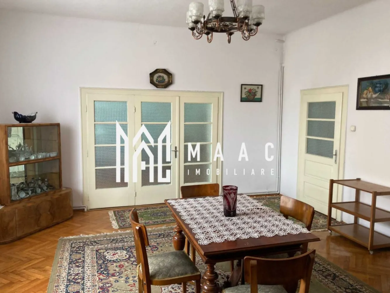 Apartament La Casa | Plus Spatiu Comercial | Ultracentral - MAAC Imobiliare va propune spre vanzare o casa situata in zona centrala a Sibiului. Casa este compartimentata astfel: 2 dormitoare, 1 birou, bucatarie deschisa+ living , o baie si curte comuna. Finisajele sunt clasice Totodata, casa dispune de un spatiu comercial, situat la strada. Este pretabil pentru investitie, fiind intr-o zona foarte cautata. Pentru mai multe informatii, va rog sa ne contactati si sa specificati ID: CP1883903. }}