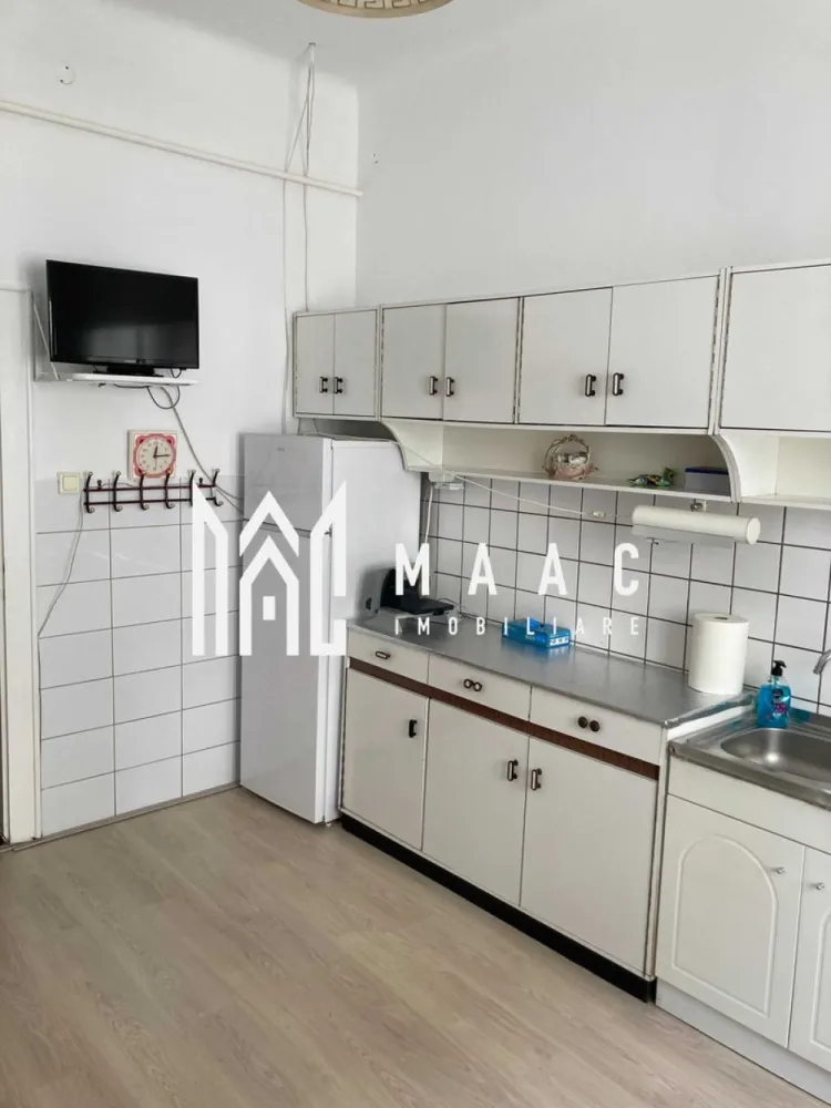 Apartament La Casa | Plus Spatiu Comercial | Ultracentral - MAAC Imobiliare va propune spre vanzare o casa situata in zona centrala a Sibiului. Casa este compartimentata astfel: 2 dormitoare, 1 birou, bucatarie deschisa+ living , o baie si curte comuna. Finisajele sunt clasice Totodata, casa dispune de un spatiu comercial, situat la strada. Este pretabil pentru investitie, fiind intr-o zona foarte cautata. Pentru mai multe informatii, va rog sa ne contactati si sa specificati ID: CP1883903. }}