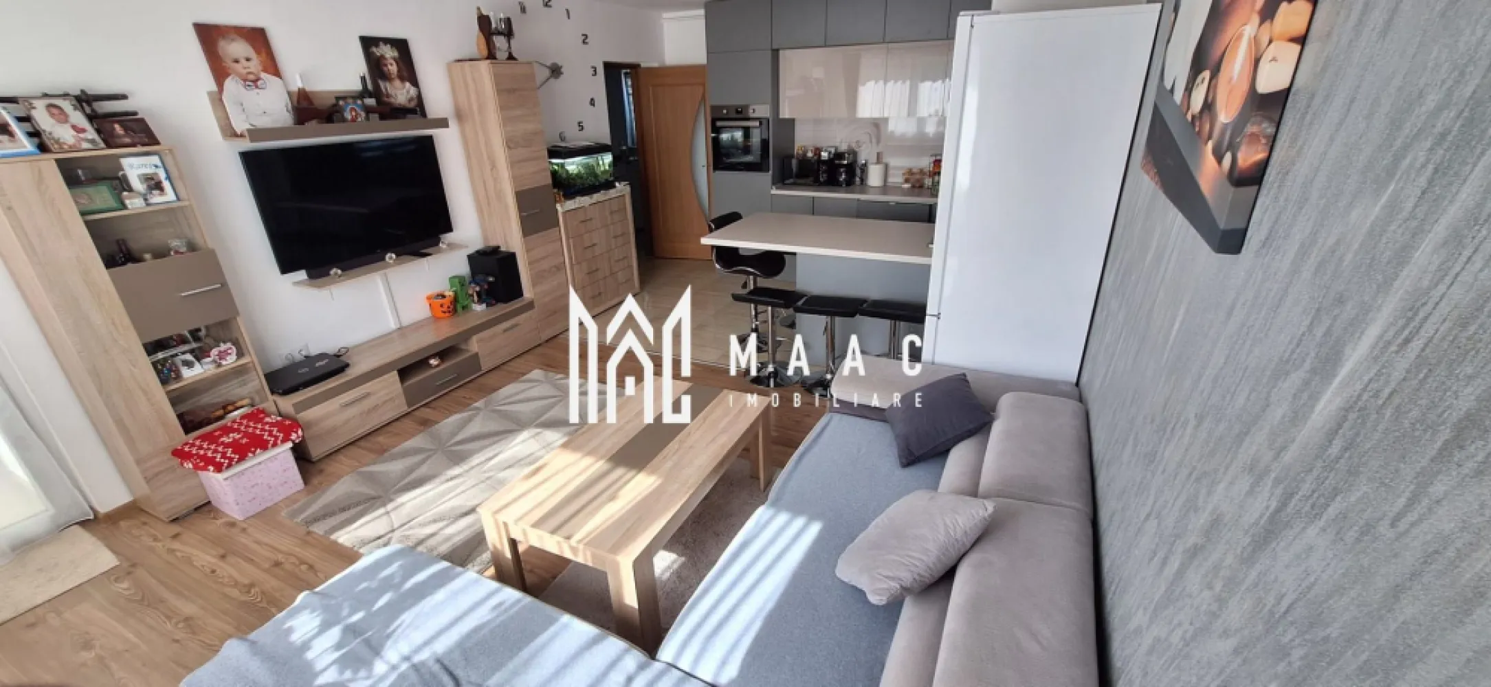 Apartament 3 camare | Selimbar | Parter | 61 MP - MAAC Imobiliare vă propune spre vânzare un apartament modern, cu 3 camere, situat la parterul unui imobil bine întreținut, ideal atât pentru locuit, cât și pentru investiție.

Locuința are o suprafață utilă de 61 mp și este compartimentată decomandat, oferind confort și intimitate. Apartamentul este complet mobilat și utilat modern, fiind pregătit pentru mutare imediată.

Compartimentare:

* living spațios și luminos
* 2 dormitoare confortabile
* bucătărie complet echipată
* baie modernă
* 2 balcoane

Beneficiu suplimentar: proprietatea include cotă parte din parcare, oferind drept de utilizare a spațiului destinat parcării.

Imobilul este amplasat într-o zonă liniștită, cu acces facil către magazine, școli, transport public și alte puncte de interes.

Pentru mai multe informații sau pentru programarea unei vizionări, vă stăm cu drag la dispoziție! Va rugam sa specificati CP3081438