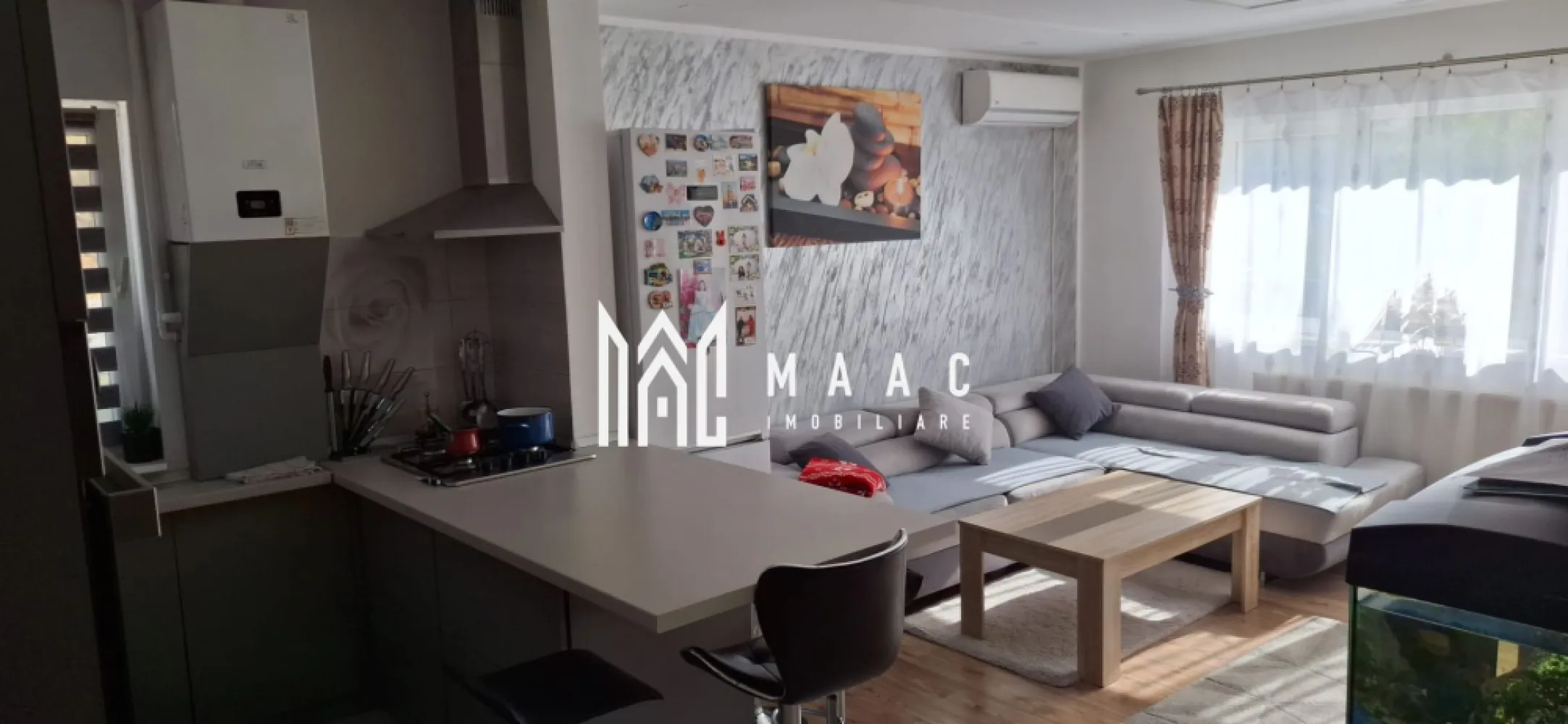 Apartament 3 camare | Selimbar | Parter | 61 MP - MAAC Imobiliare vă propune spre vânzare un apartament modern, cu 3 camere, situat la parterul unui imobil bine întreținut, ideal atât pentru locuit, cât și pentru investiție.

Locuința are o suprafață utilă de 61 mp și este compartimentată decomandat, oferind confort și intimitate. Apartamentul este complet mobilat și utilat modern, fiind pregătit pentru mutare imediată.

Compartimentare:

* living spațios și luminos
* 2 dormitoare confortabile
* bucătărie complet echipată
* baie modernă
* 2 balcoane

Beneficiu suplimentar: proprietatea include cotă parte din parcare, oferind drept de utilizare a spațiului destinat parcării.

Imobilul este amplasat într-o zonă liniștită, cu acces facil către magazine, școli, transport public și alte puncte de interes.

Pentru mai multe informații sau pentru programarea unei vizionări, vă stăm cu drag la dispoziție! Va rugam sa specificati CP3081438
