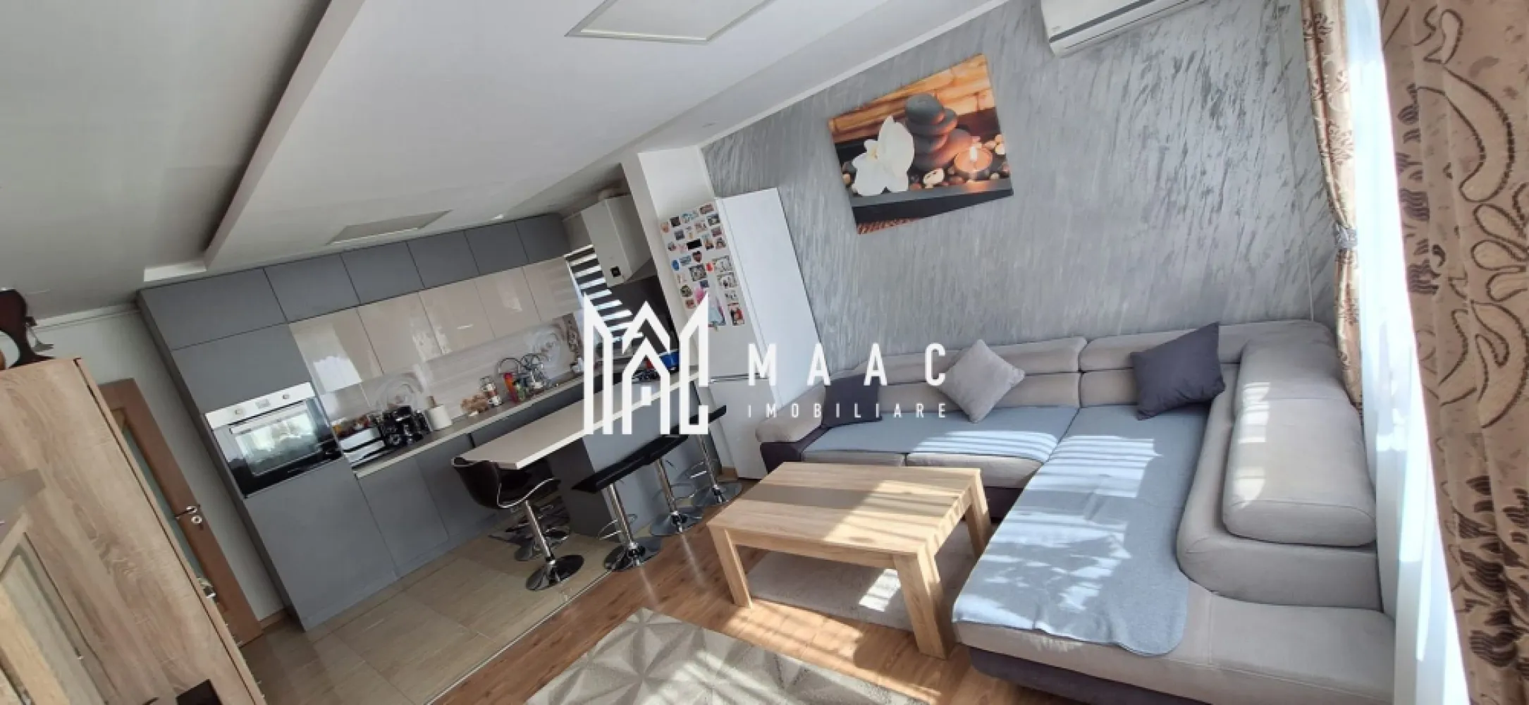 Apartament 3 camare | Selimbar | Parter | 61 MP - MAAC Imobiliare vă propune spre vânzare un apartament modern, cu 3 camere, situat la parterul unui imobil bine întreținut, ideal atât pentru locuit, cât și pentru investiție.

Locuința are o suprafață utilă de 61 mp și este compartimentată decomandat, oferind confort și intimitate. Apartamentul este complet mobilat și utilat modern, fiind pregătit pentru mutare imediată.

Compartimentare:

* living spațios și luminos
* 2 dormitoare confortabile
* bucătărie complet echipată
* baie modernă
* 2 balcoane

Beneficiu suplimentar: proprietatea include cotă parte din parcare, oferind drept de utilizare a spațiului destinat parcării.

Imobilul este amplasat într-o zonă liniștită, cu acces facil către magazine, școli, transport public și alte puncte de interes.

Pentru mai multe informații sau pentru programarea unei vizionări, vă stăm cu drag la dispoziție! Va rugam sa specificati CP3081438