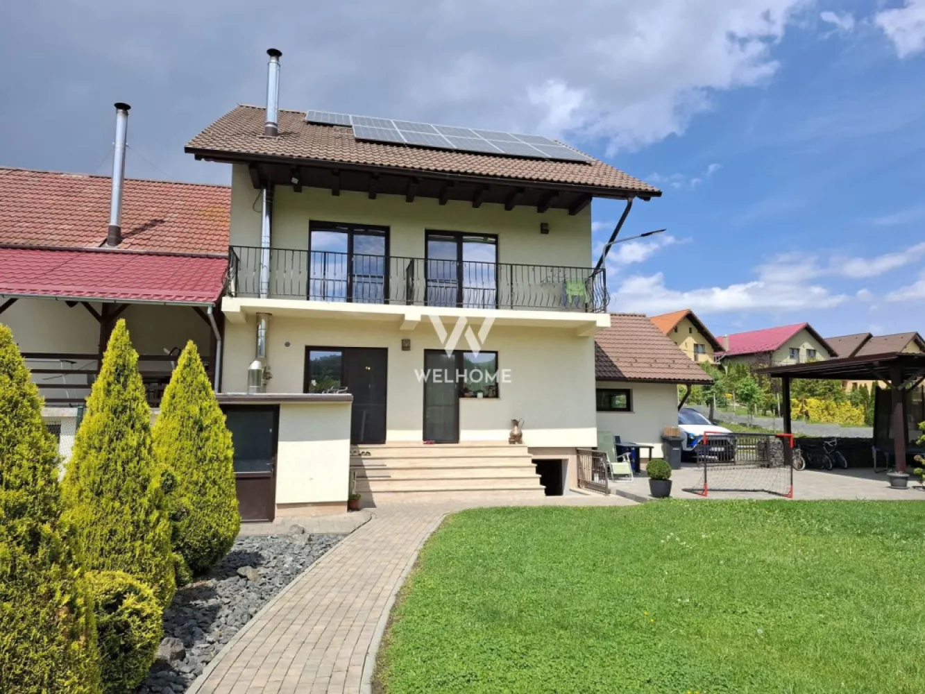 Casa individuala mobilata - Poplaca, Sibiu - Va propunem spre vanzare o casa individuala situata in Poplaca, la doar 6 KM de Sibiu.

Se vinde mobilata si utilata, exact ca in poze

Suprafata 140 mp utili dispusa astfel: pivnita, parter si etaj.
Compartimentare: Parter: hol, living, bucatarie, baie, debara, garaj
 Etaj: 3 dormitoare, baie, balcon.
Suprafata teren - 500 mp
Peste etaj este turnata placa de beton, spatiul fiind pregatit pentru mansardare.
Instalatie clima si la parter si la etaj
Panouri fotovoltaice
Incalzire in pardoseala la parter si calorifere la etaj. Centrala pe lemne.

Pret: 269000 euro