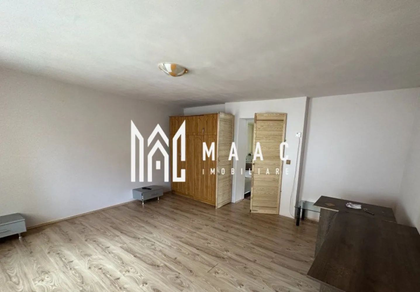 Casa individuala | 220 MPU | Gradina | Curte | Cisnadie - MAAC Imobiliare vă prezintă o casă spațioasă în inima orașului Cisnădie. Caracteristici: Casa are 8 camere, 4 băi, bucătărie și spații de depozitare pe 220 mp utili Teren de 800 mp cu curte spațioasă Pivnita Pod mare cu posibilitate de amenajare ca spațiu de locuit sau depozitare Două centrale termice proprii Posibilități de dezvoltare: Proprietatea oferă potențial pentru o afacere în industria ospitalității, cum ar fi pensiune sau locație pentru evenimente Spațiul generos permite extinderi și personalizare după preferințe Podul oferă opțiuni suplimentare de amenajare sau depozitare Pentru mai multe detalii precizati telefonic ca ati vazut anuntul cu ID CP1881457 }}