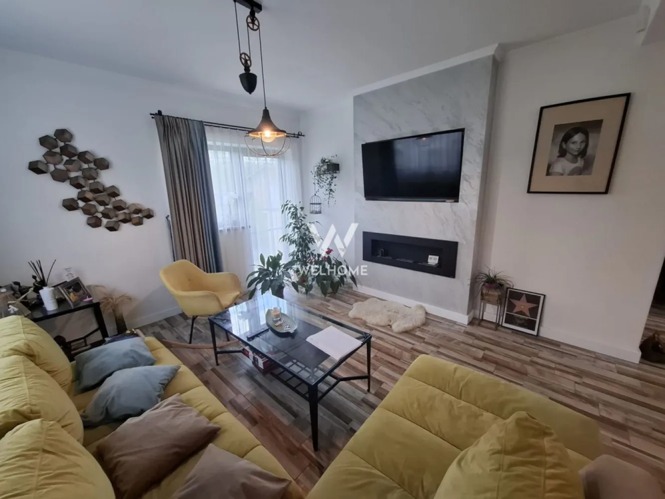 Casa individuala mobilata - Poplaca, Sibiu - Va propunem spre vanzare o casa individuala situata in Poplaca, la doar 6 KM de Sibiu.

Se vinde mobilata si utilata, exact ca in poze

Suprafata 140 mp utili dispusa astfel: pivnita, parter si etaj.
Compartimentare: Parter: hol, living, bucatarie, baie, debara, garaj
 Etaj: 3 dormitoare, baie, balcon.
Suprafata teren - 500 mp
Peste etaj este turnata placa de beton, spatiul fiind pregatit pentru mansardare.
Instalatie clima si la parter si la etaj
Panouri fotovoltaice
Incalzire in pardoseala la parter si calorifere la etaj. Centrala pe lemne.

Pret: 269000 euro